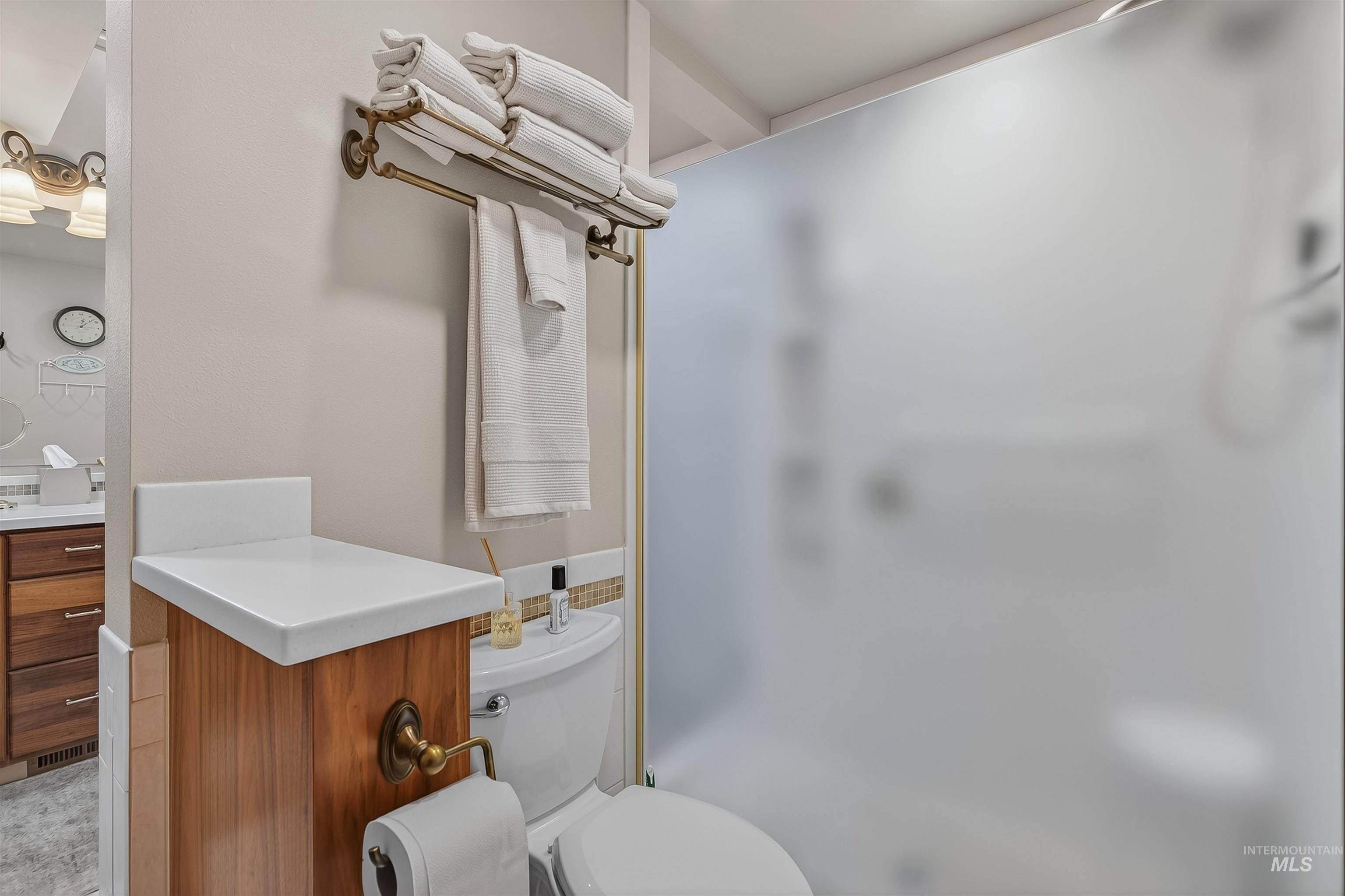 3887 Lakeview Dr, Lewiston, Idaho 83501, 4 Bedrooms, 3.5 Bathrooms, Residential For Sale, Price $795,000,MLS 98968493