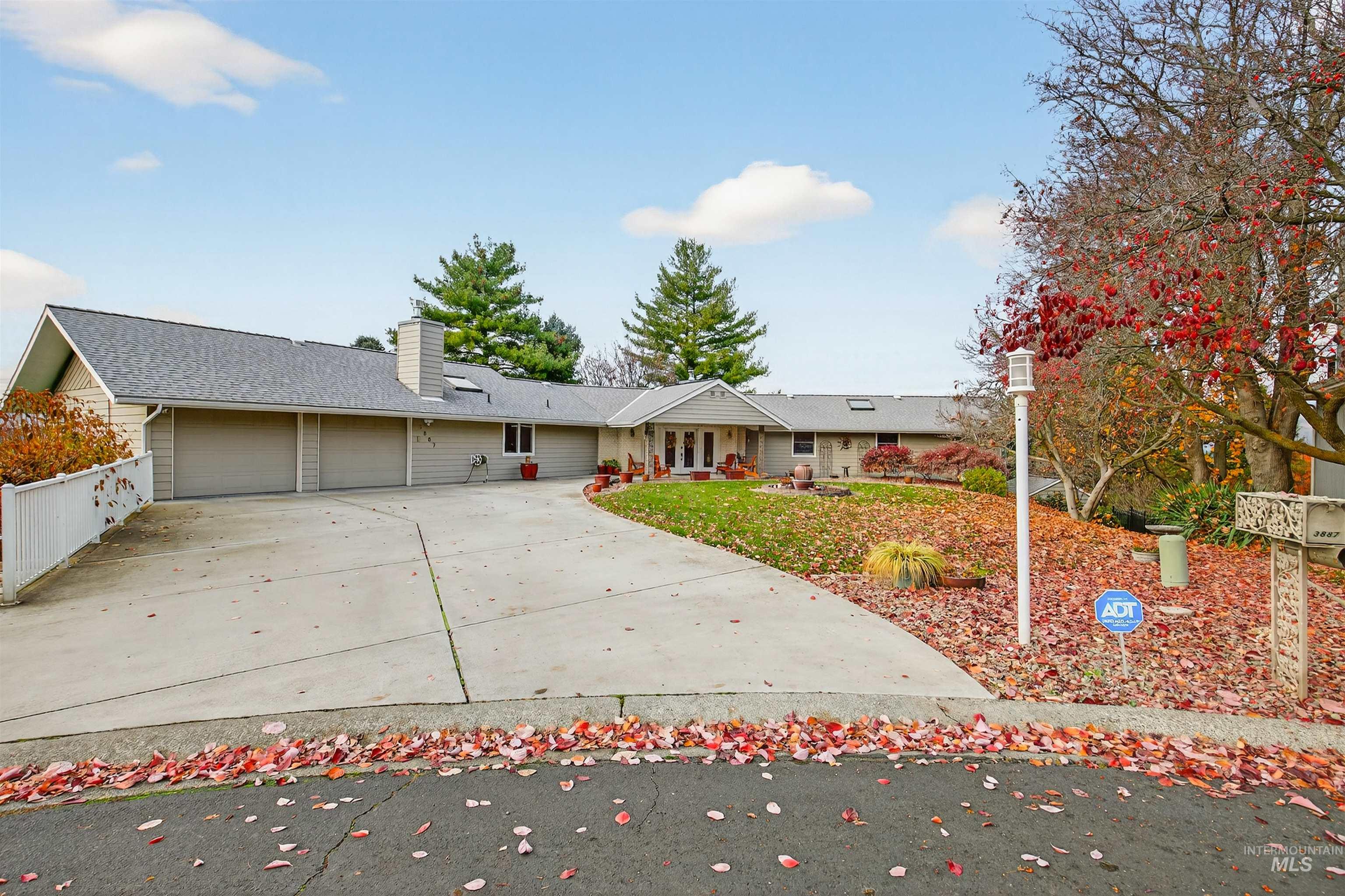 3887 Lakeview Dr, Lewiston, Idaho 83501, 4 Bedrooms, 3.5 Bathrooms, Residential For Sale, Price $795,000,MLS 98968493