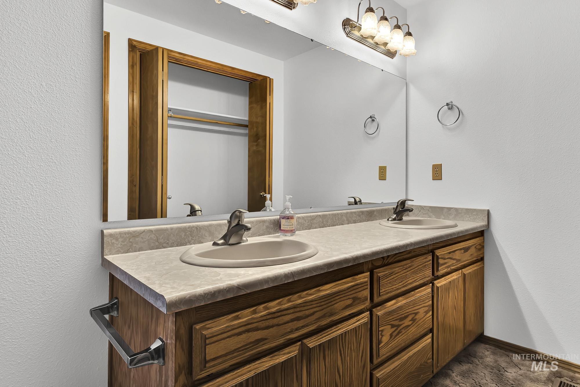 4675 SW Lark Dr, Mountain Home, Idaho 83647, 3 Bedrooms, 2 Bathrooms, Residential For Sale, Price $850,000,MLS 98968503