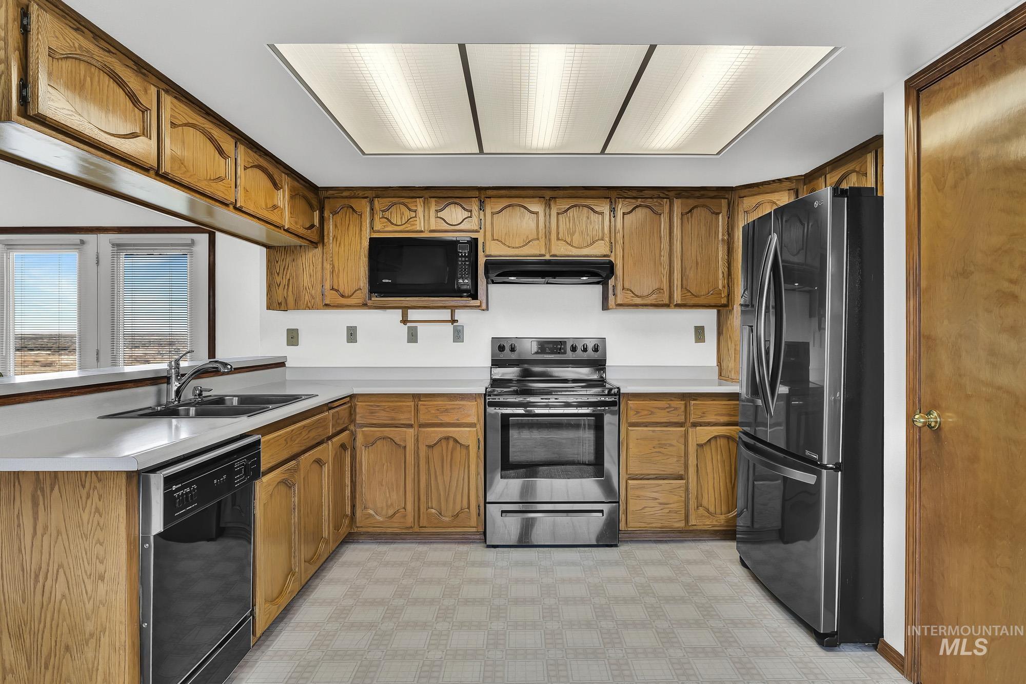 4675 SW Lark Dr, Mountain Home, Idaho 83647, 3 Bedrooms, 2 Bathrooms, Residential For Sale, Price $850,000,MLS 98968503