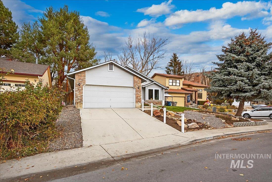 5672 W Drawbridge Dr., Boise, Idaho 83703, 3 Bedrooms, 2 Bathrooms, Residential For Sale, Price $449,900,MLS 98968517