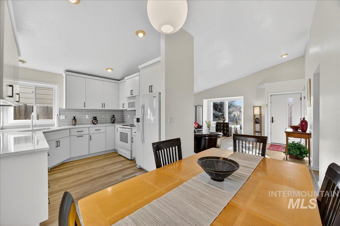 5672 W Drawbridge Dr., Boise, Idaho 83703, 3 Bedrooms, 2 Bathrooms, Residential For Sale, Price $449,900,MLS 98968517