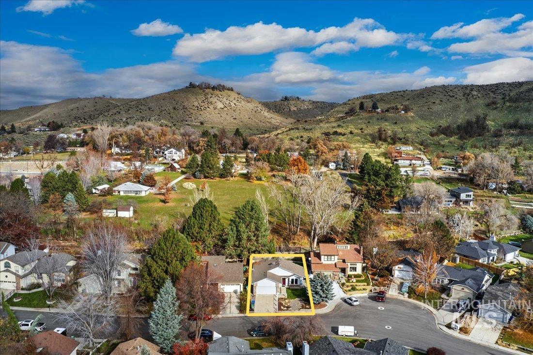 5672 W Drawbridge Dr., Boise, Idaho 83703, 3 Bedrooms, 2 Bathrooms, Residential For Sale, Price $449,900,MLS 98968517