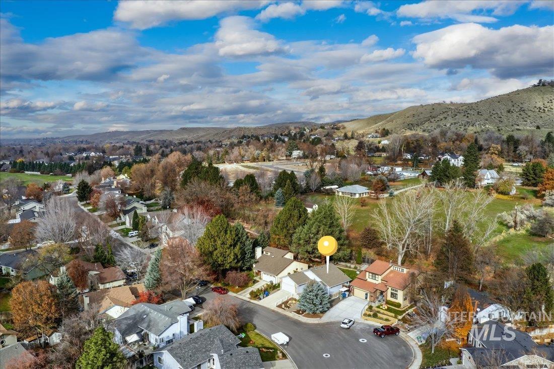 5672 W Drawbridge Dr., Boise, Idaho 83703, 3 Bedrooms, 2 Bathrooms, Residential For Sale, Price $449,900,MLS 98968517