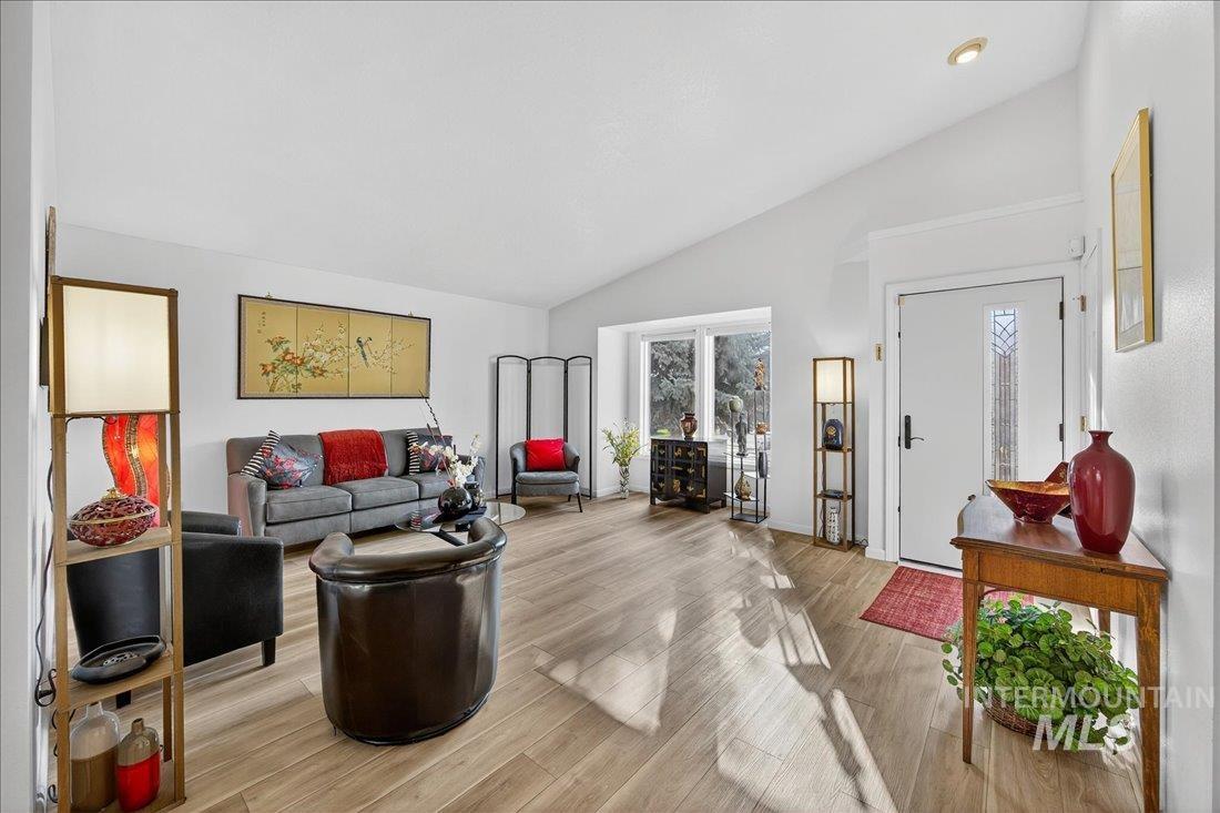 5672 W Drawbridge Dr., Boise, Idaho 83703, 3 Bedrooms, 2 Bathrooms, Residential For Sale, Price $449,900,MLS 98968517