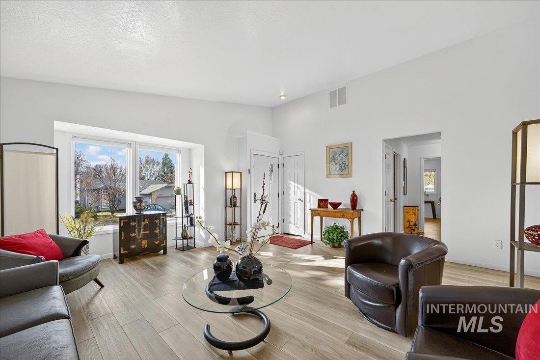 5672 W Drawbridge Dr., Boise, Idaho 83703, 3 Bedrooms, 2 Bathrooms, Residential For Sale, Price $449,900,MLS 98968517