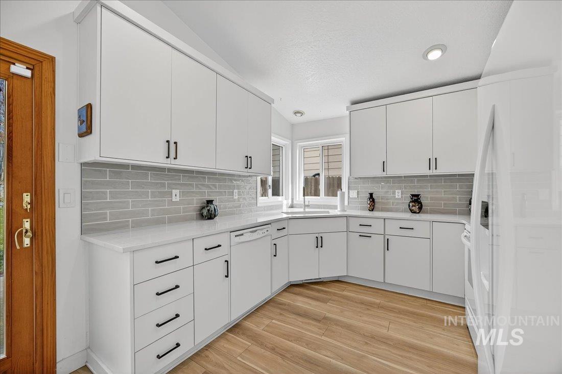 5672 W Drawbridge Dr., Boise, Idaho 83703, 3 Bedrooms, 2 Bathrooms, Residential For Sale, Price $449,900,MLS 98968517