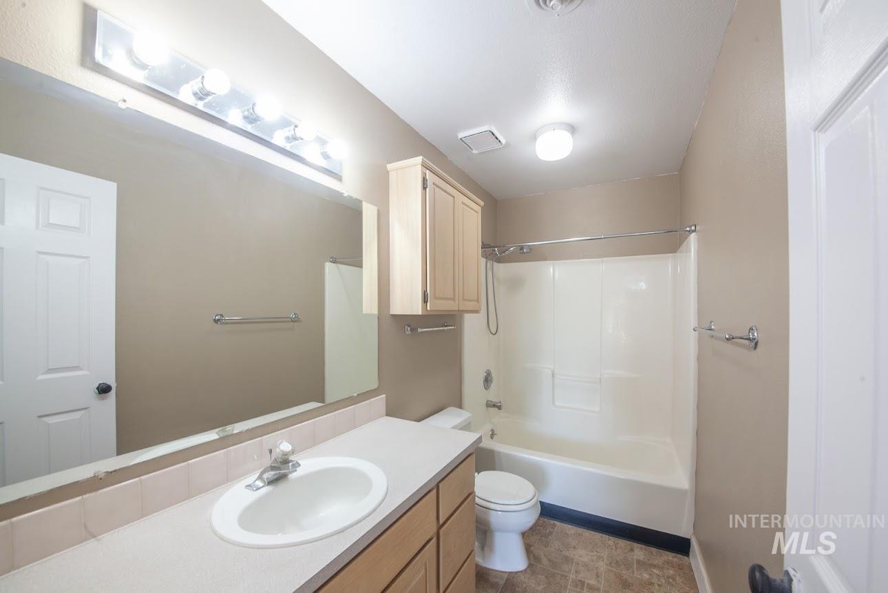 2975 Dove Dr, Clarkston, Washington 99403, 6 Bedrooms, 3.5 Bathrooms, Residential For Sale, Price $499,500,MLS 98968518