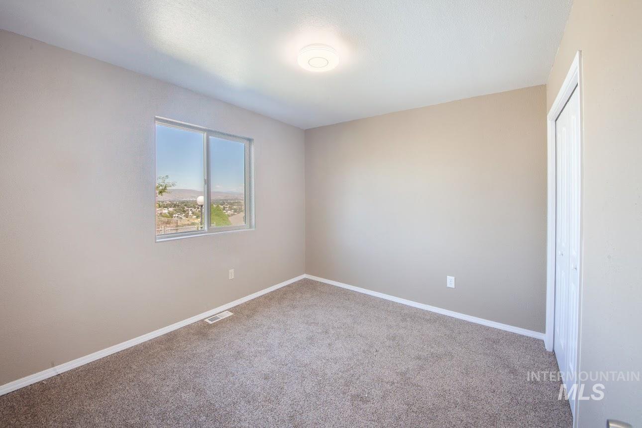 2975 Dove Dr, Clarkston, Washington 99403, 6 Bedrooms, 3.5 Bathrooms, Residential For Sale, Price $499,500,MLS 98968518