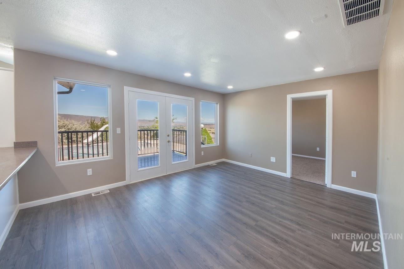 2975 Dove Dr, Clarkston, Washington 99403, 6 Bedrooms, 3.5 Bathrooms, Residential For Sale, Price $499,500,MLS 98968518