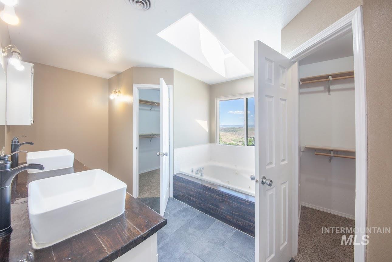 2975 Dove Dr, Clarkston, Washington 99403, 6 Bedrooms, 3.5 Bathrooms, Residential For Sale, Price $499,500,MLS 98968518