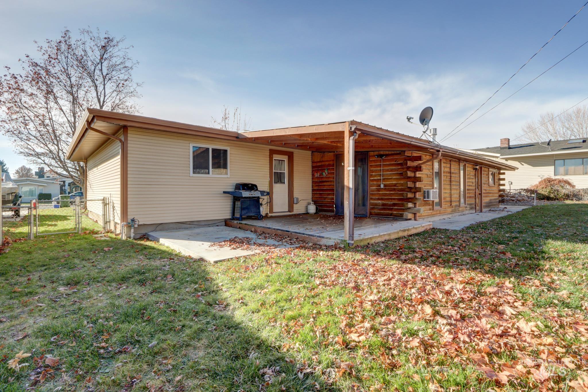 1235 Moore Way, Ontario, Oregon 97914, 3 Bedrooms, 2 Bathrooms, Residential For Sale, Price $349,999,MLS 98968554