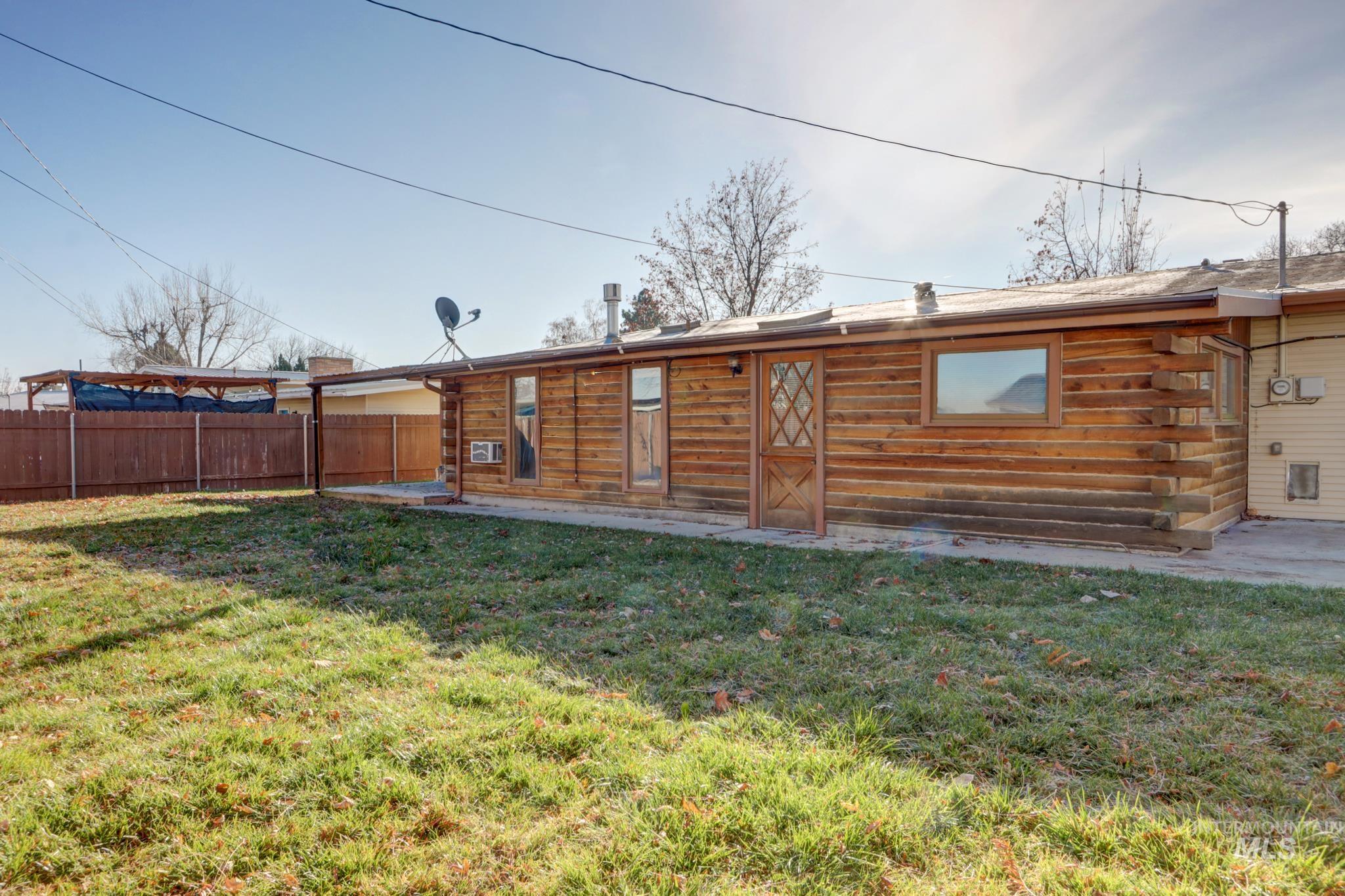 1235 Moore Way, Ontario, Oregon 97914, 3 Bedrooms, 2 Bathrooms, Residential For Sale, Price $349,999,MLS 98968554