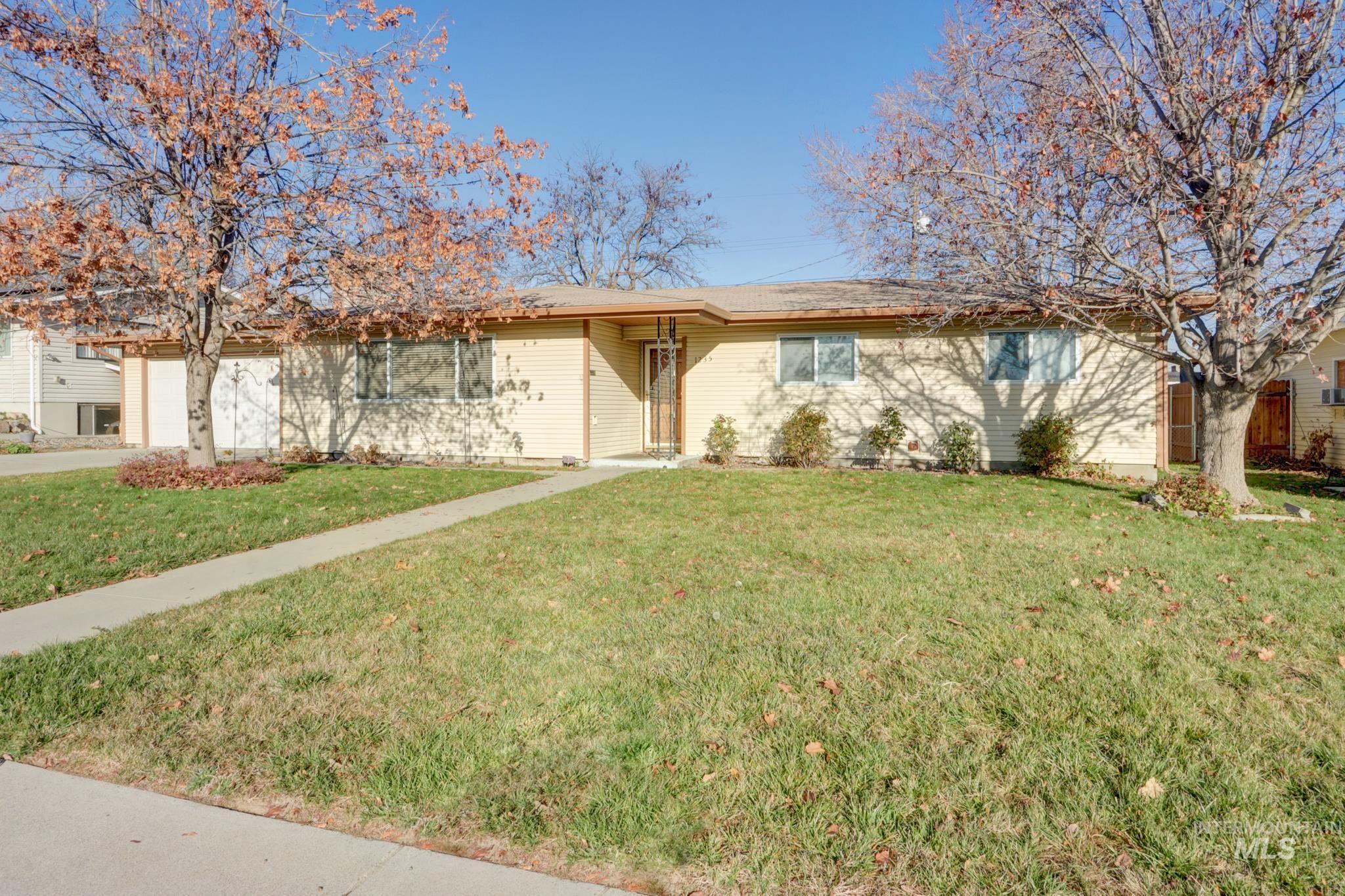 1235 Moore Way, Ontario, Oregon 97914, 3 Bedrooms, 2 Bathrooms, Residential For Sale, Price $349,999,MLS 98968554