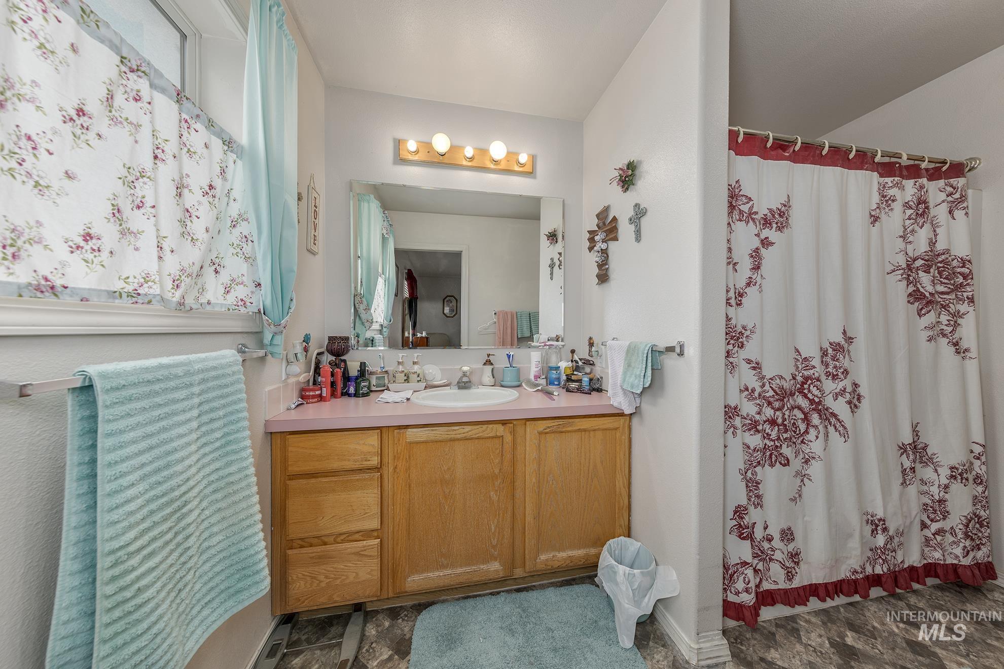 393 Tuttle Dr, Ontario, Oregon 97914, 4 Bedrooms, 2 Bathrooms, Residential For Sale, Price $425,000, 98968567