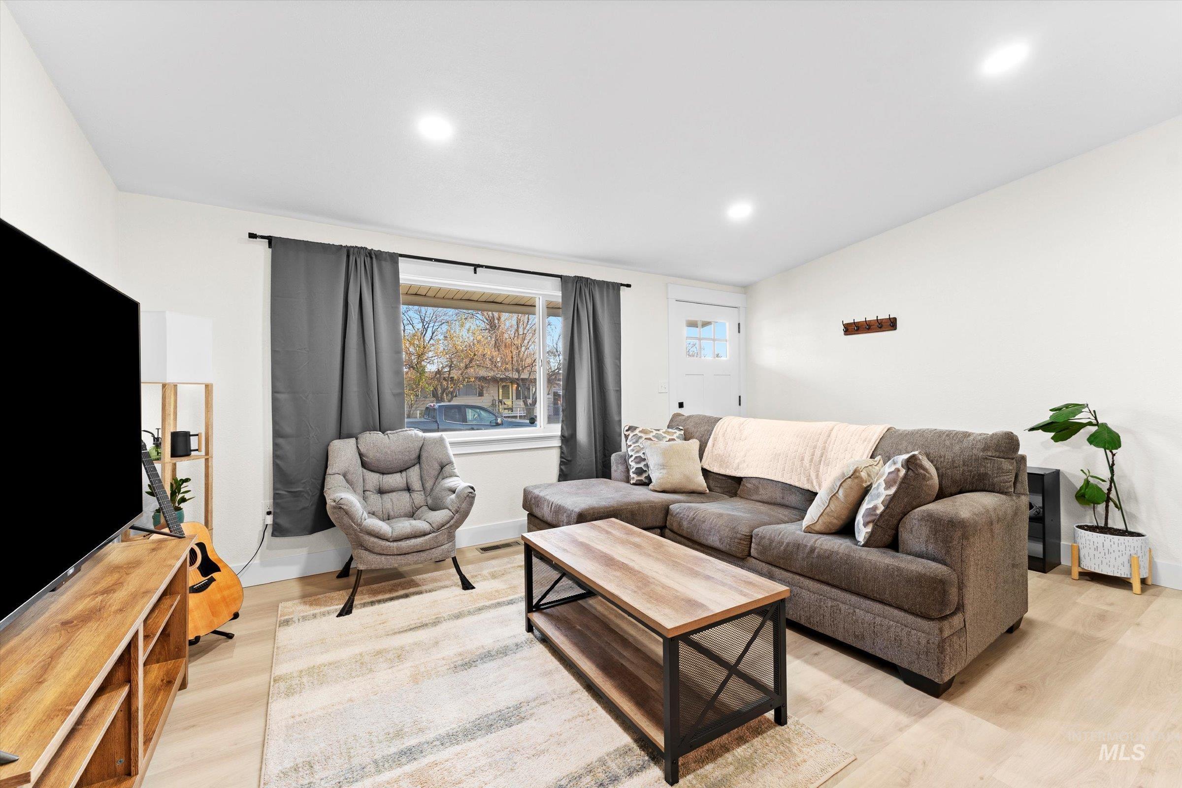 406 Chestnut St, Mountain Home, Idaho 83647, 3 Bedrooms, 1 Bathroom, Residential For Sale, Price $285,000,MLS 98968569