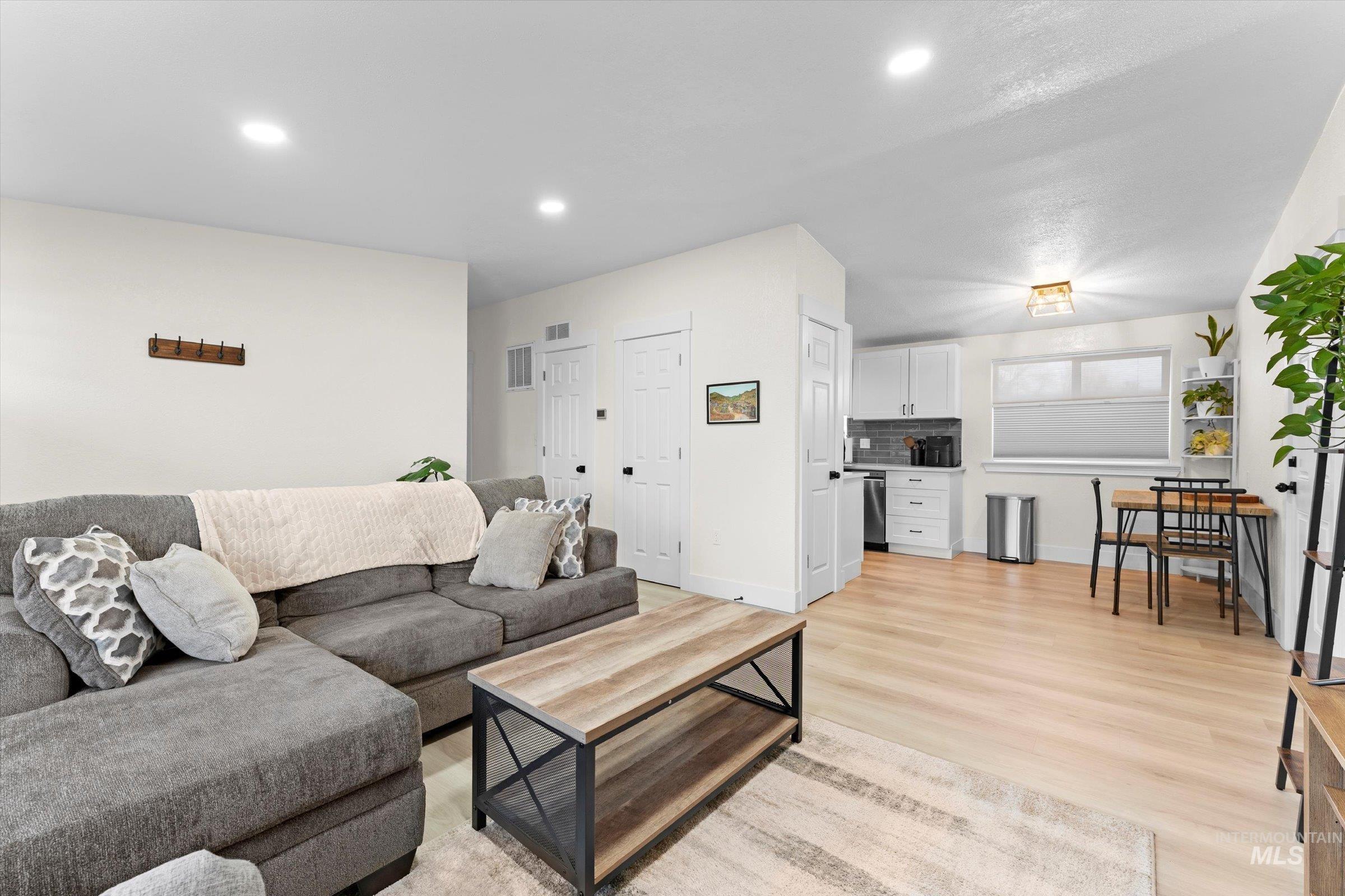 406 Chestnut St, Mountain Home, Idaho 83647, 3 Bedrooms, 1 Bathroom, Residential For Sale, Price $285,000,MLS 98968569