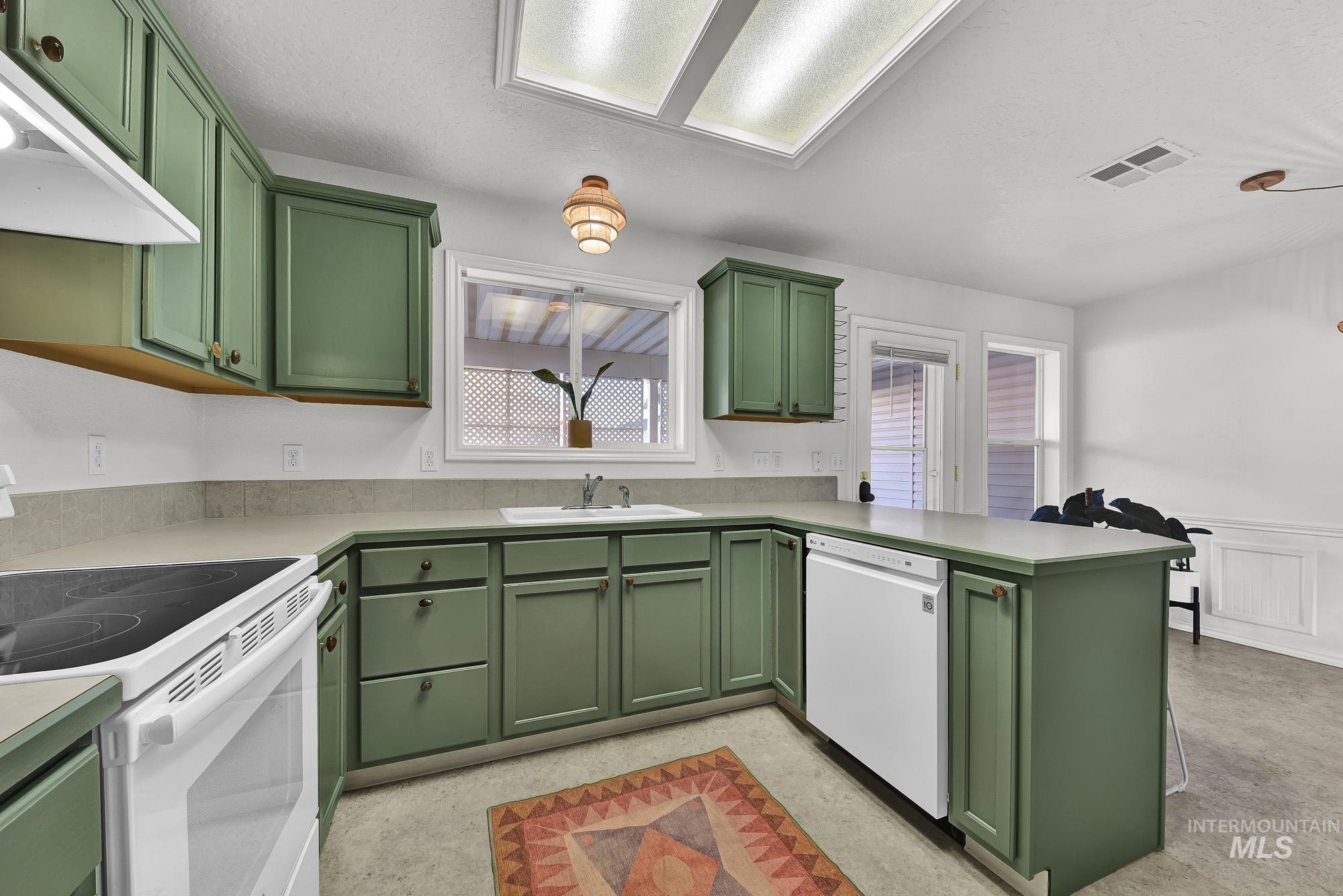 262 N Sunbird Ave, Kuna, Idaho 83634, 3 Bedrooms, 2 Bathrooms, Residential For Sale, Price $385,000,MLS 98968572