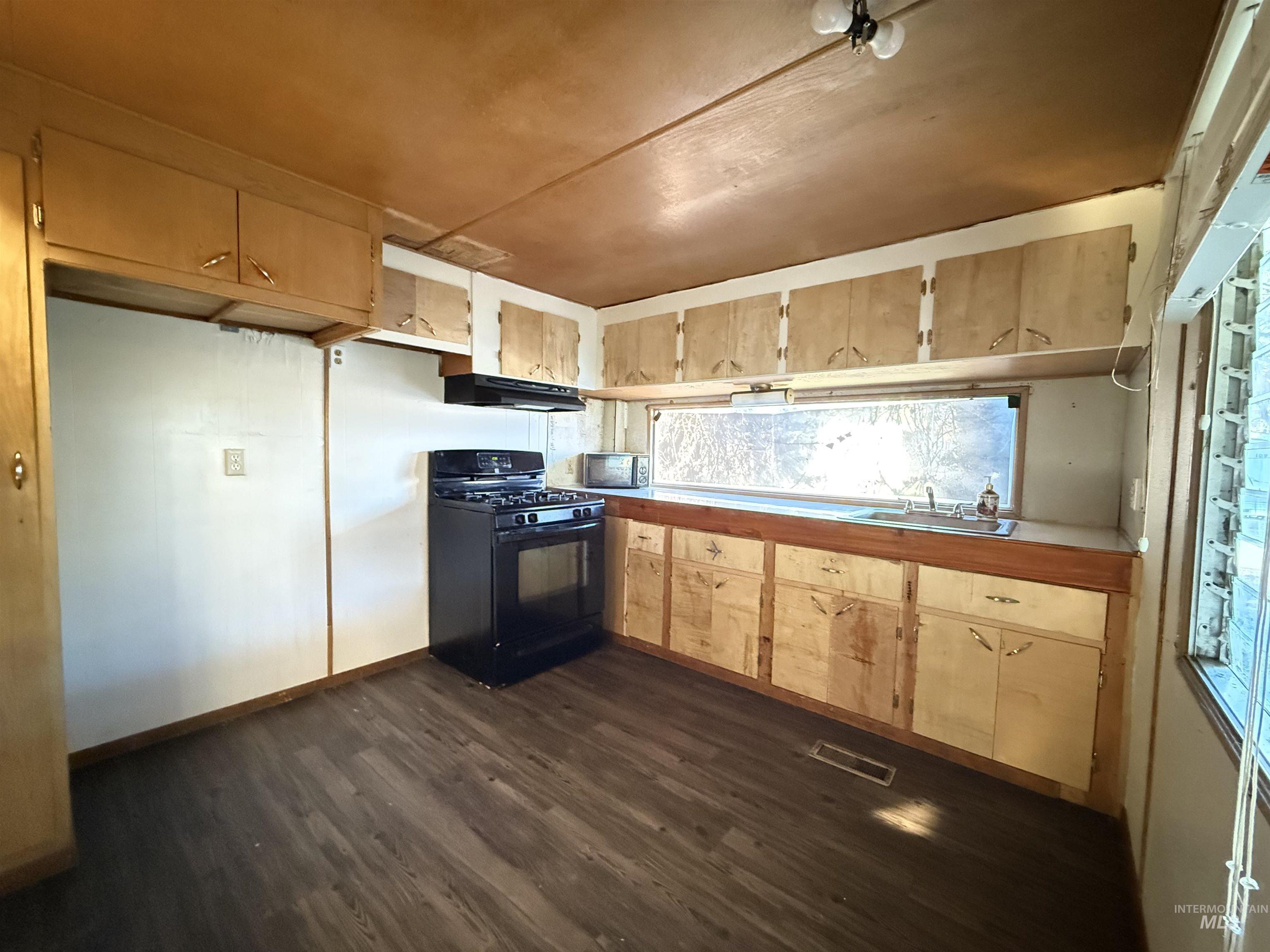 102 Woodworth Street, Uniontown, Washington 99179, 2 Bedrooms, 1 Bathroom, Residential For Sale, Price $60,000, 98968595