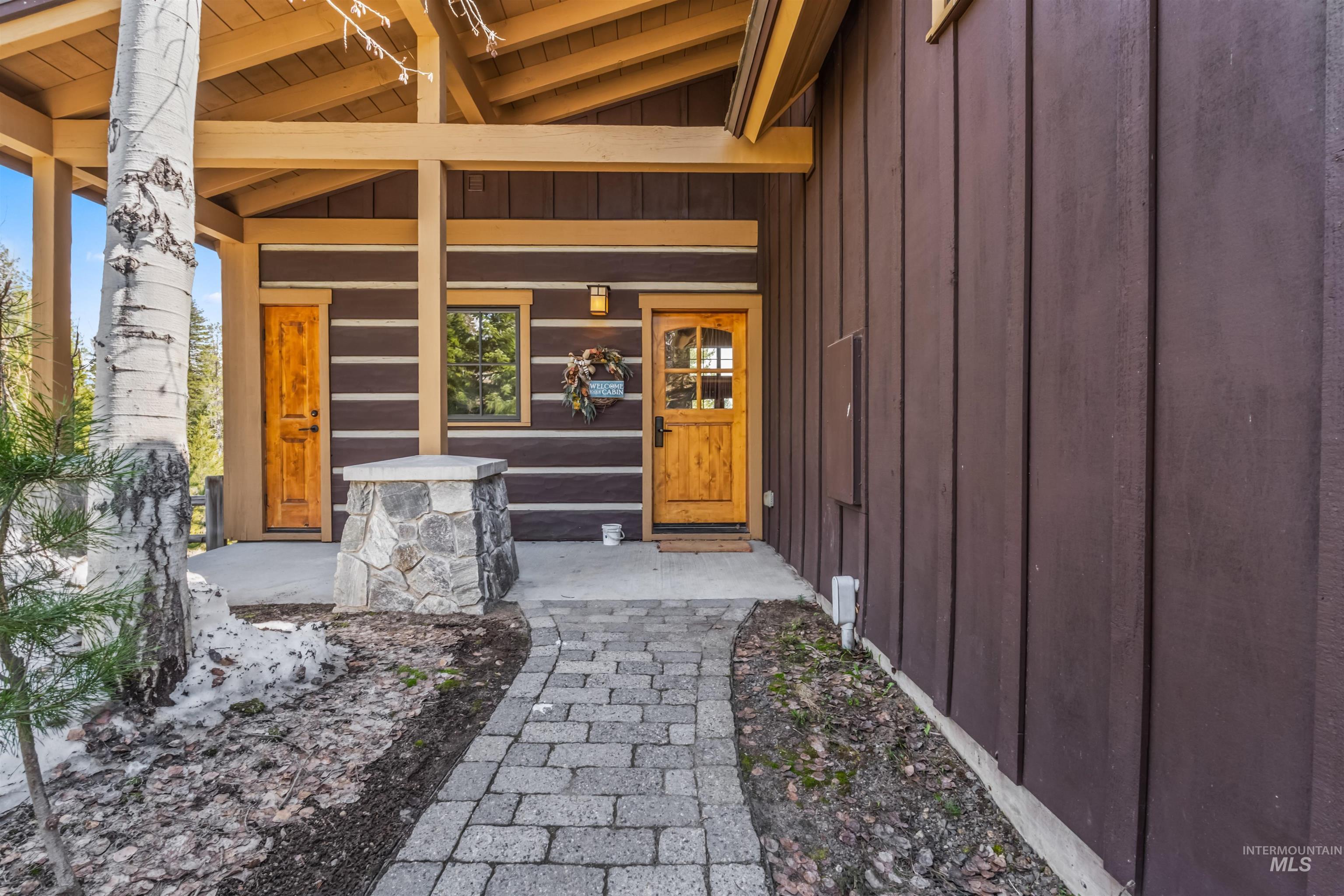 33 Golden Bench Ct, Donnelly, Idaho 83615, 3 Bedrooms, 3 Bathrooms, Residential For Sale, Price $1,150,000, 98968600