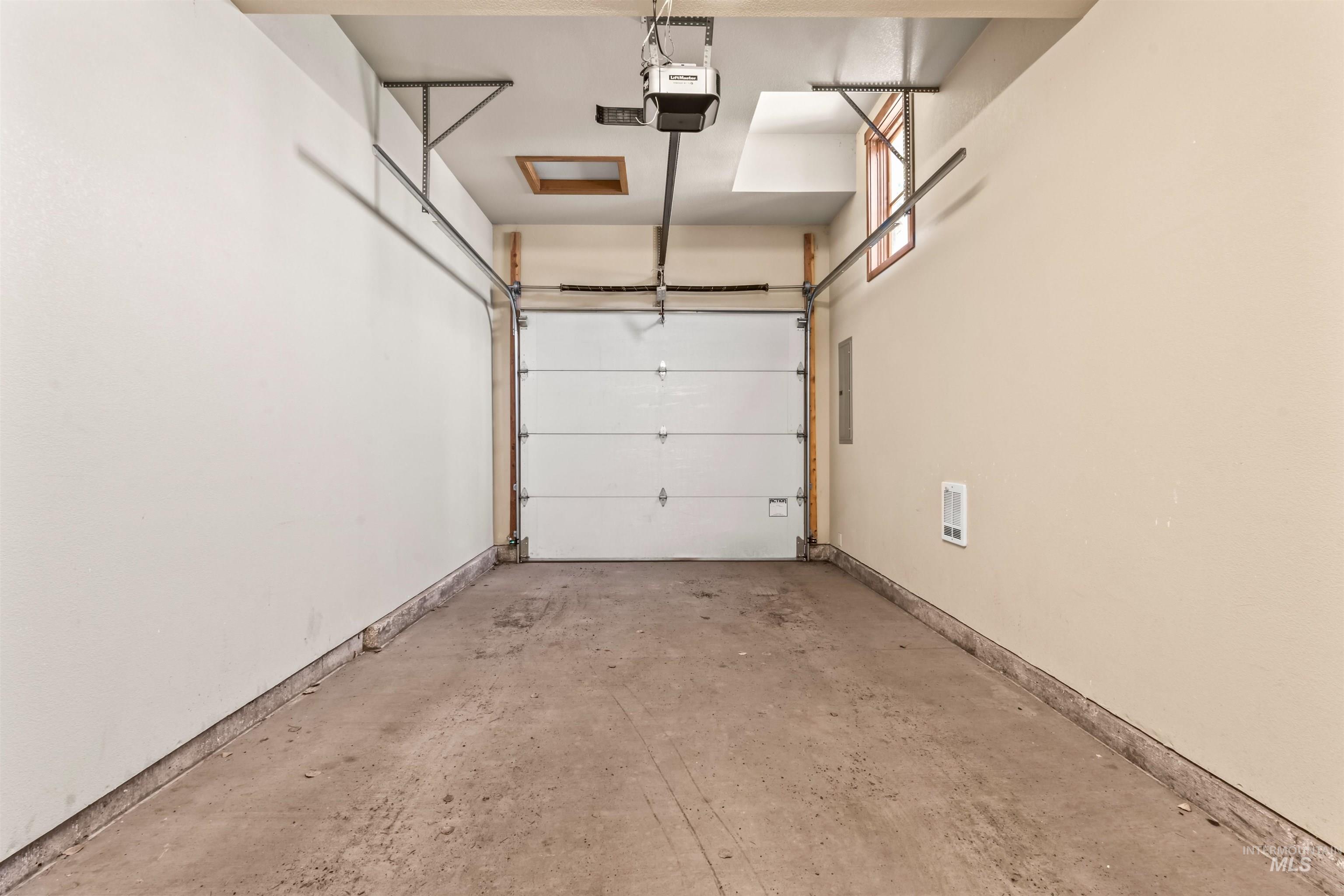 33 Golden Bench Ct, Donnelly, Idaho 83615, 3 Bedrooms, 3 Bathrooms, Residential For Sale, Price $1,150,000, 98968600