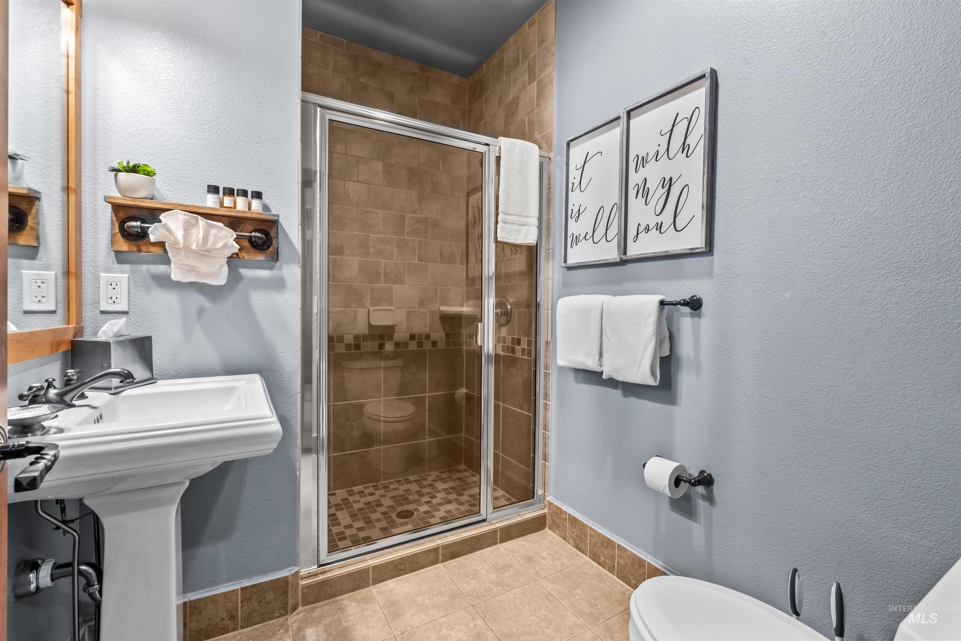 33 Golden Bench Ct, Donnelly, Idaho 83615, 3 Bedrooms, 3 Bathrooms, Residential For Sale, Price $1,150,000, 98968600