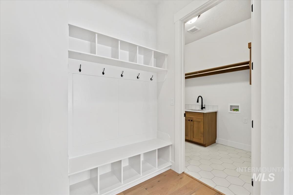 10817 W Barnbougle, Kuna, Idaho 83634, 3 Bedrooms, 2 Bathrooms, Residential For Sale, Price $599,880,MLS 98968603