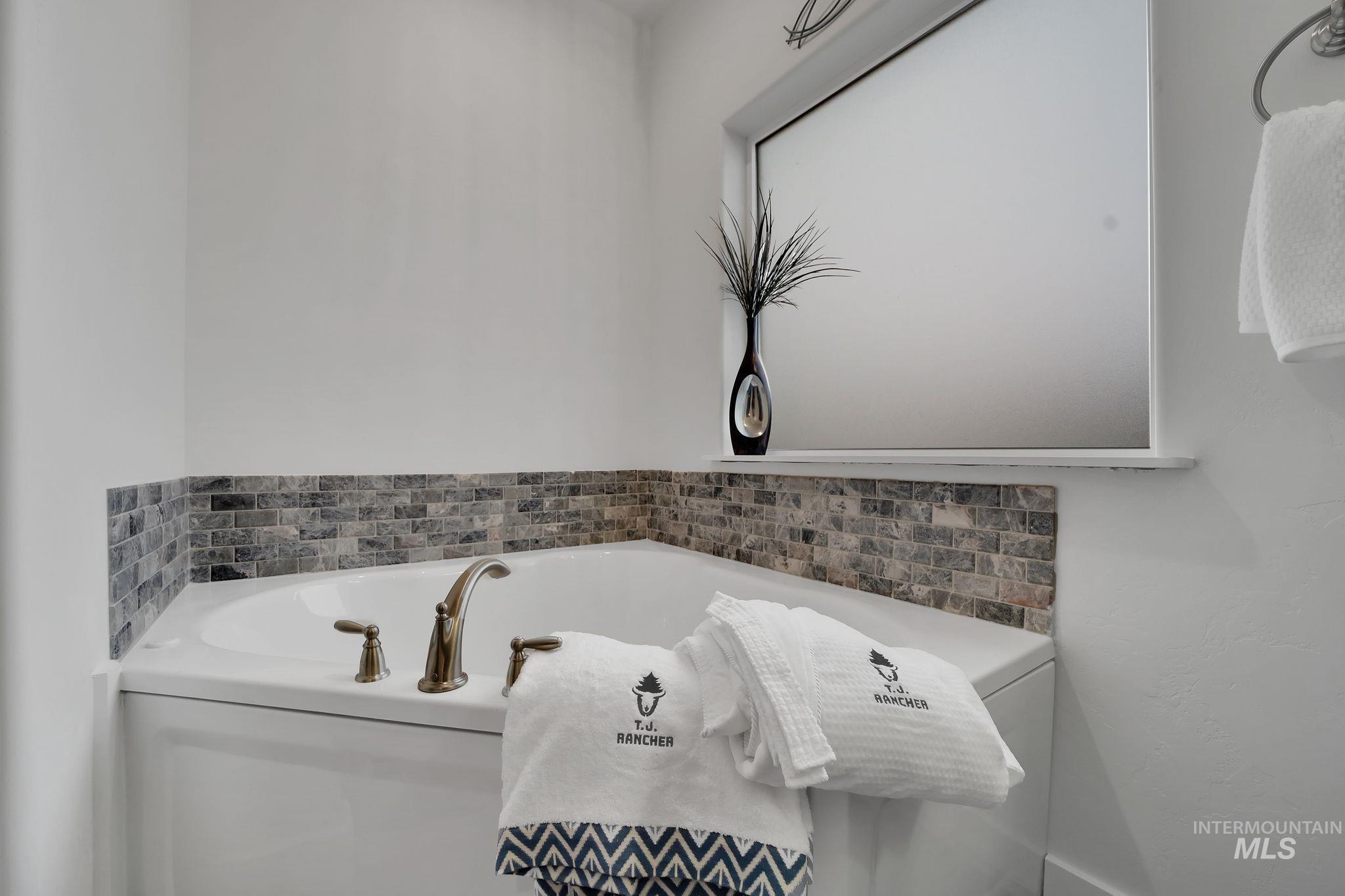 1085 Easy Avenue, Twin Falls, Idaho 83301, 3 Bedrooms, 3 Bathrooms, Residential For Sale, Price $415,000, 98968605