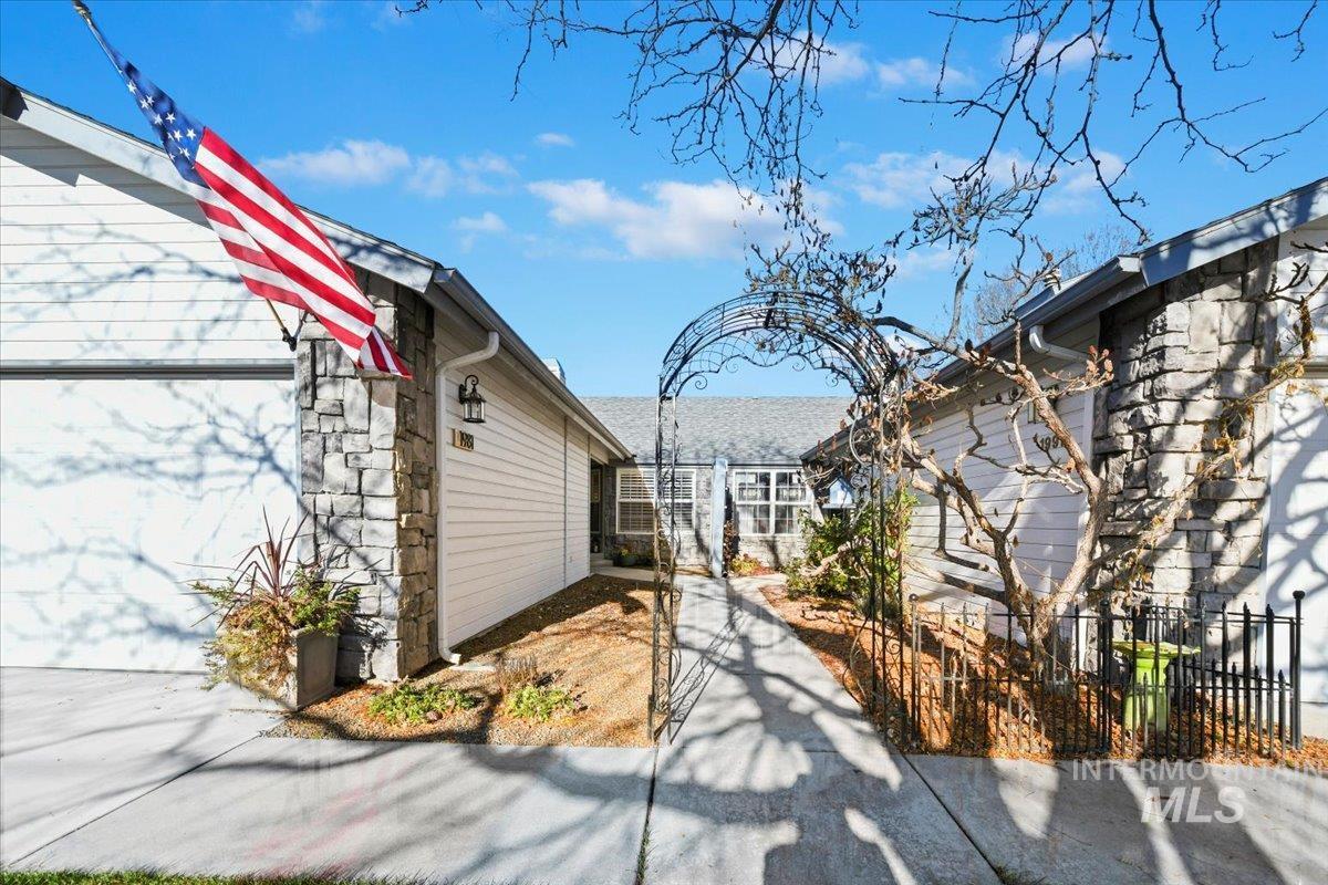 1981 N Interlachen, Meridian, Idaho 83646, 3 Bedrooms, 2 Bathrooms, Residential For Sale, Price $418,900,MLS 98968611