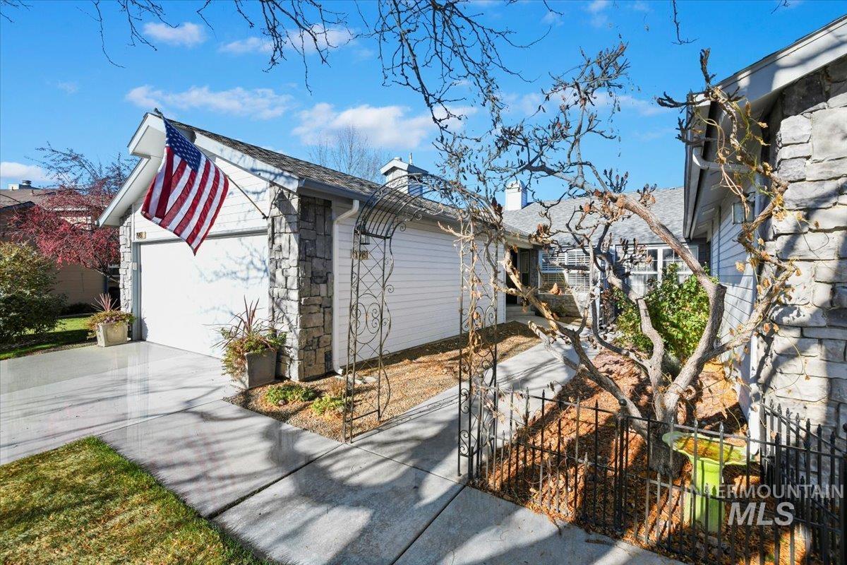 1981 N Interlachen, Meridian, Idaho 83646, 3 Bedrooms, 2 Bathrooms, Residential For Sale, Price $418,900,MLS 98968611