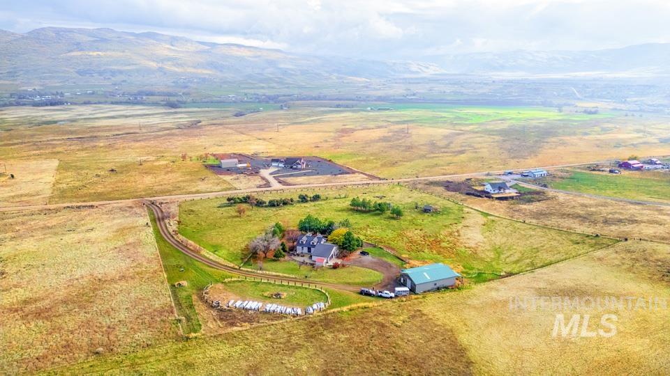 7025 Bluebird Lane, Sweet, Idaho 83670, 2 Bedrooms, 3 Bathrooms, Residential For Sale, Price $835,000,MLS 98968645