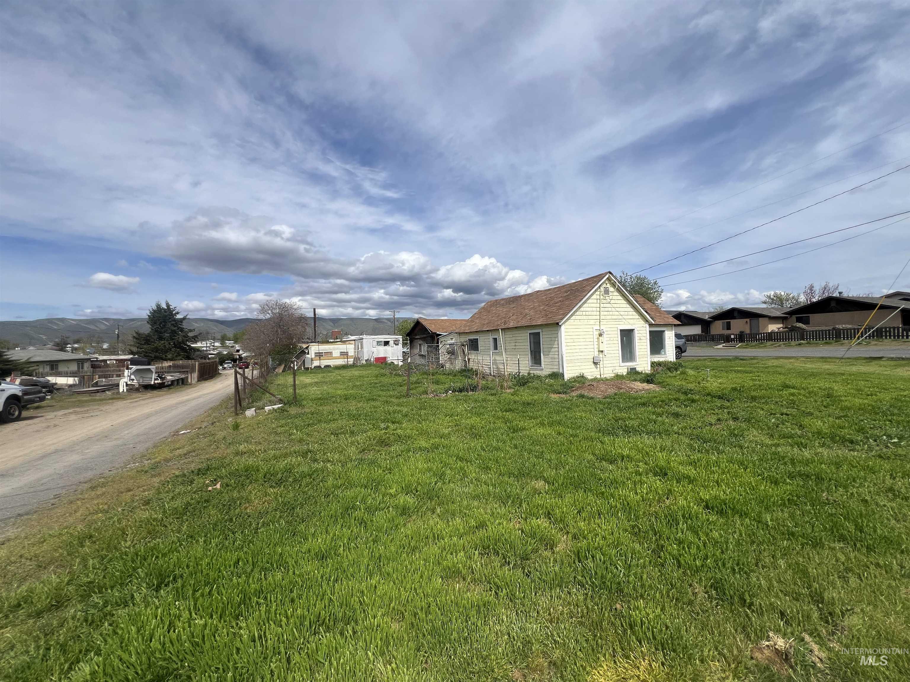 1902 4th Ave, Clarkston, Washington 99403, 2 Bedrooms, 1 Bathroom, Residential For Sale, Price $115,000,MLS 98968777