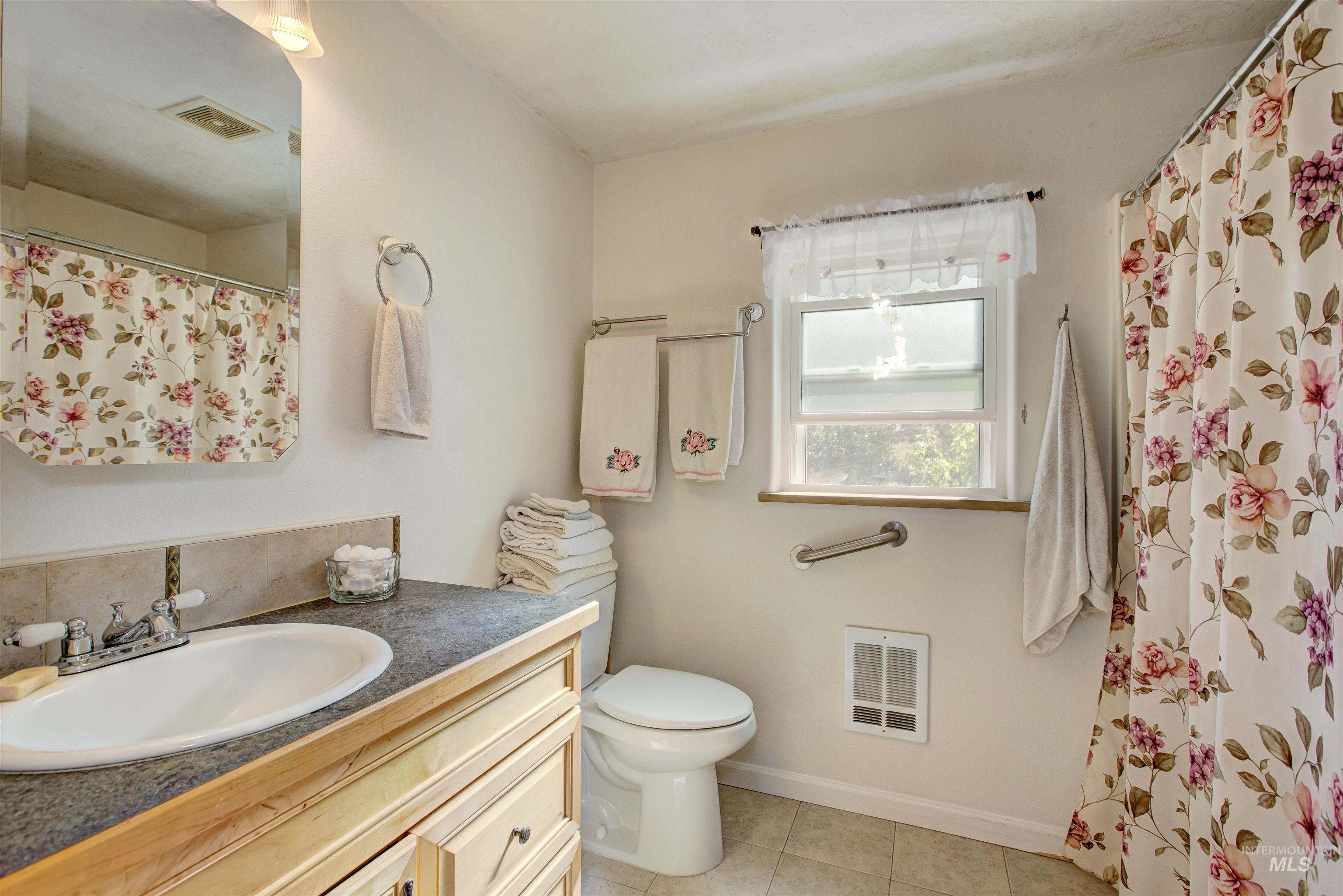 7687 Winter Horses Dr, Middleton, Idaho 83644, 4 Bedrooms, 3 Bathrooms, Residential For Sale, Price $575,000,MLS 98968799