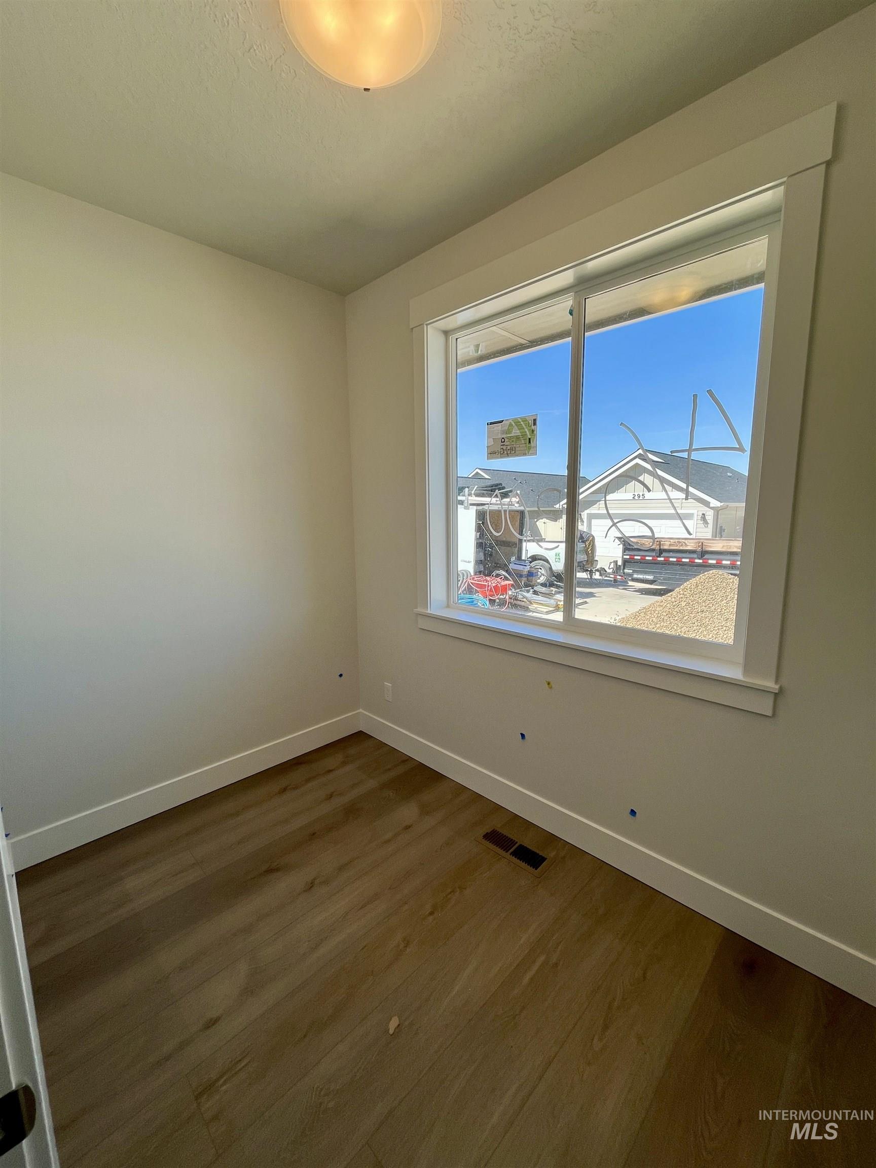 300 E Mayfield Springs Blvd, Boise, Idaho 83716, 3 Bedrooms, 2 Bathrooms, Residential For Sale, Price $459,900, 98968806