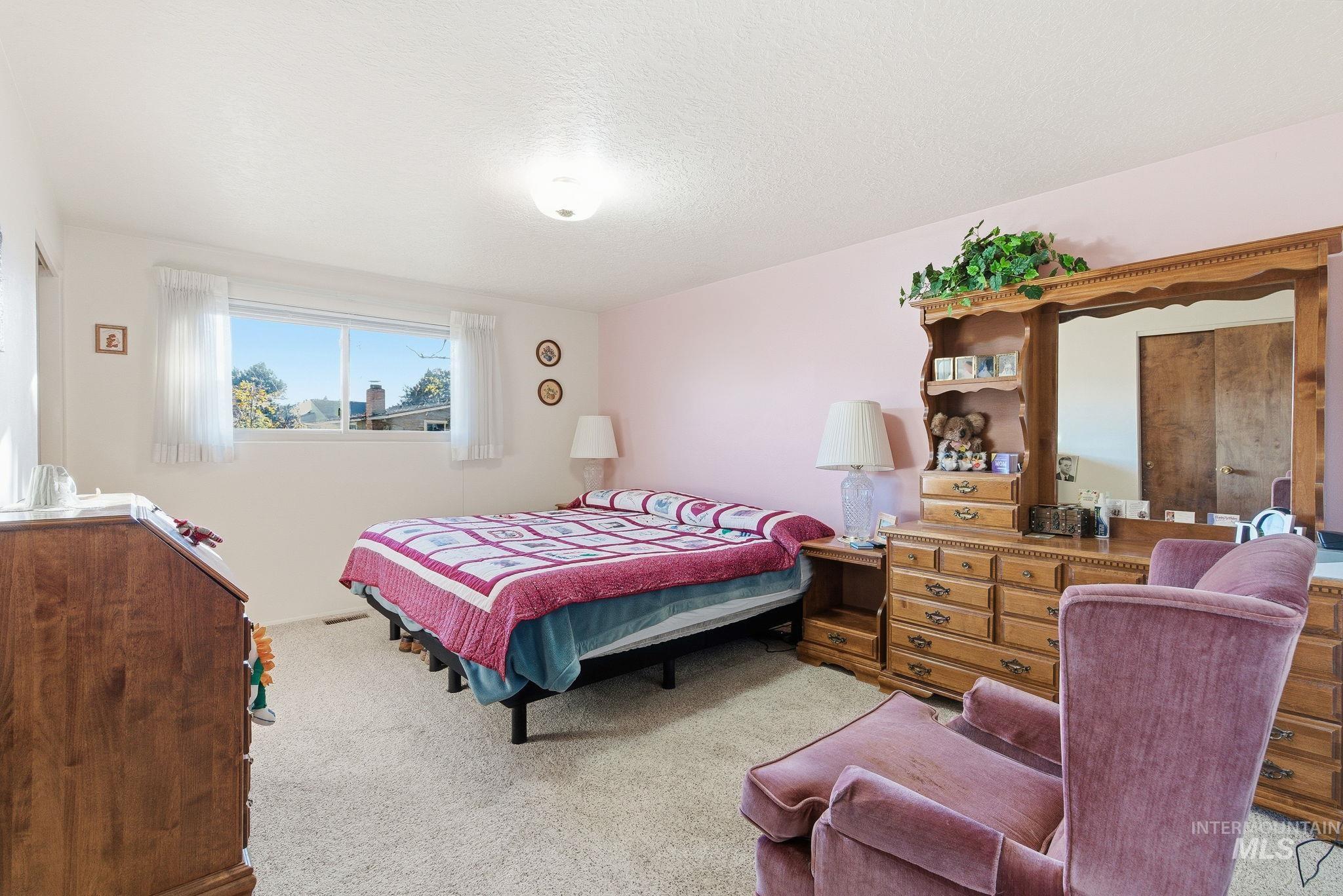 5621 W Centerbrook Dr, Boise, Idaho 83705, 5 Bedrooms, 2 Bathrooms, Residential For Sale, Price $499,000,MLS 98968810