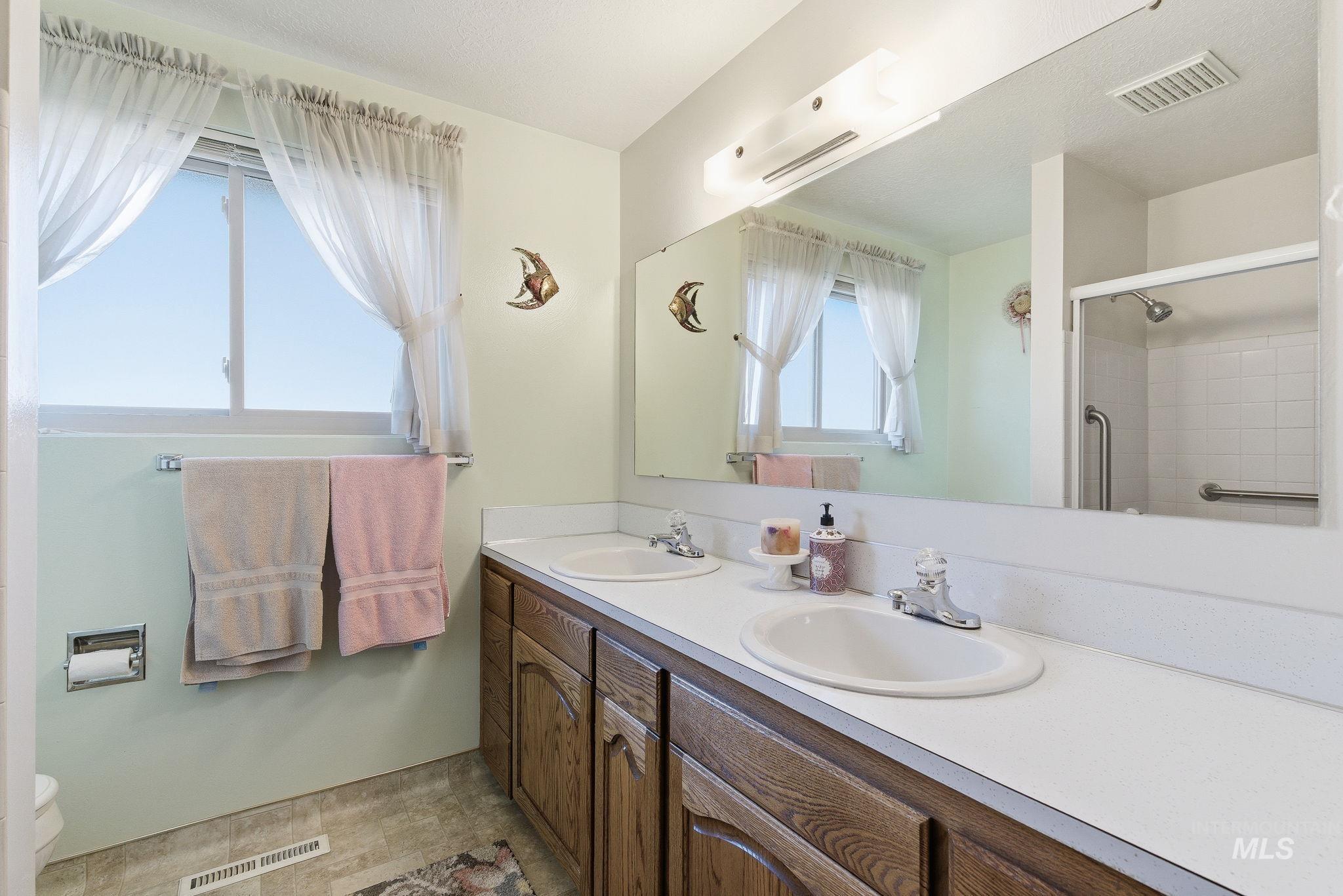 5621 W Centerbrook Dr, Boise, Idaho 83705, 5 Bedrooms, 2 Bathrooms, Residential For Sale, Price $499,000,MLS 98968810