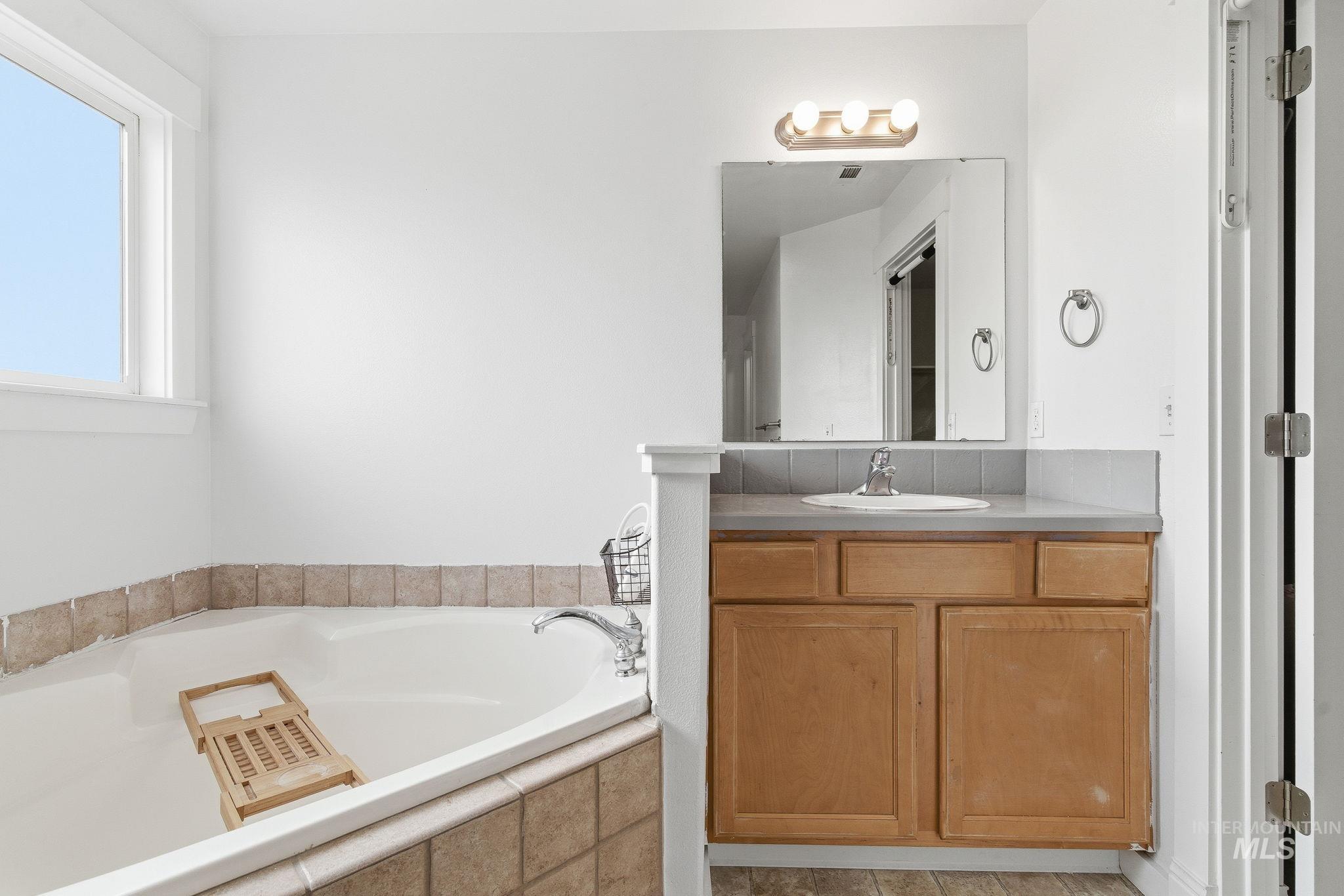 2520 Summercrest St, Caldwell, Idaho 83607, 4 Bedrooms, 2.5 Bathrooms, Residential For Sale, Price $430,000,MLS 98968846