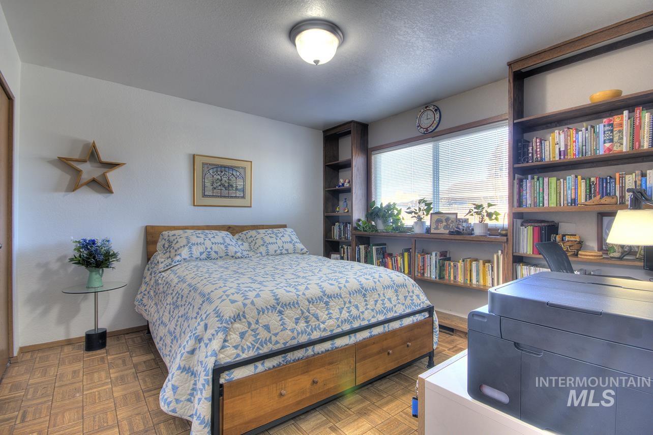 585 S Park Boulevard, Ontario, Idaho 97914, 3 Bedrooms, 2 Bathrooms, Residential For Sale, Price $359,000,MLS 98968868