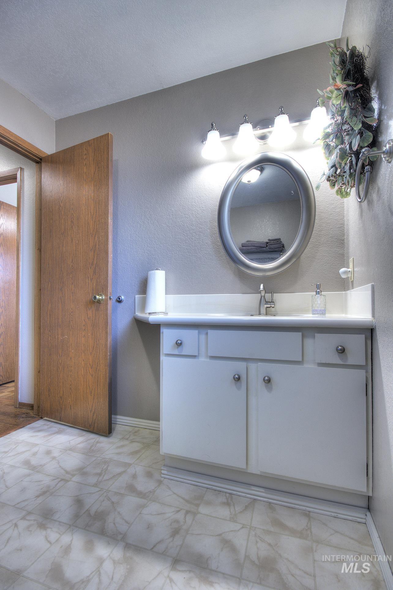 585 S Park, Ontario, Idaho 97914, 3 Bedrooms, 2 Bathrooms, Residential For Sale, Price $349,900,MLS 98968868