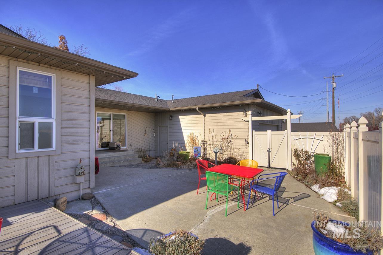 585 S Park Boulevard, Ontario, Idaho 97914, 3 Bedrooms, 2 Bathrooms, Residential For Sale, Price $359,000,MLS 98968868