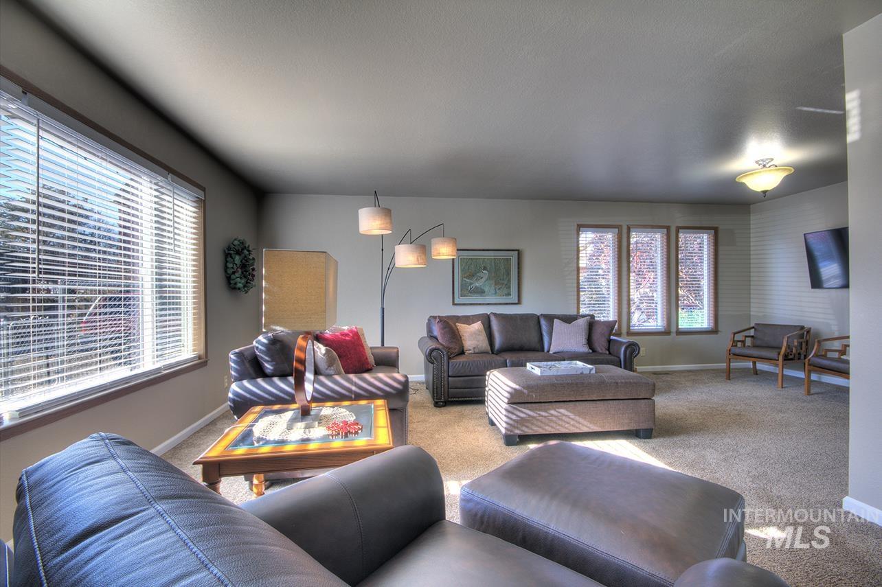 585 S Park Boulevard, Ontario, Idaho 97914, 3 Bedrooms, 2 Bathrooms, Residential For Sale, Price $359,000,MLS 98968868