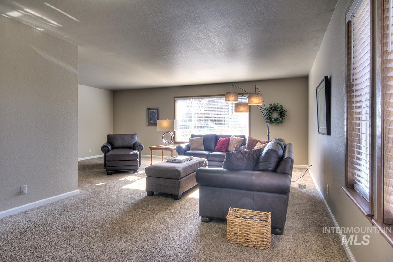 585 S Park Boulevard, Ontario, Idaho 97914, 3 Bedrooms, 2 Bathrooms, Residential For Sale, Price $359,000,MLS 98968868