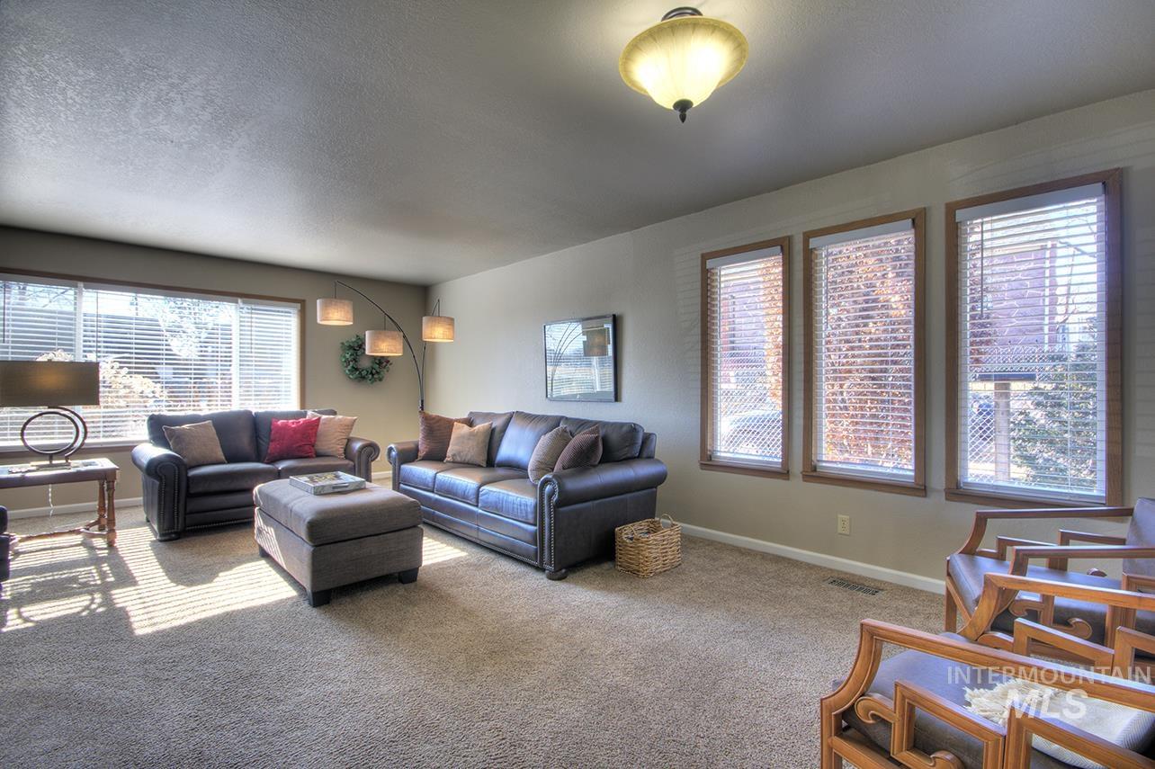 585 S Park Boulevard, Ontario, Idaho 97914, 3 Bedrooms, 2 Bathrooms, Residential For Sale, Price $359,000,MLS 98968868