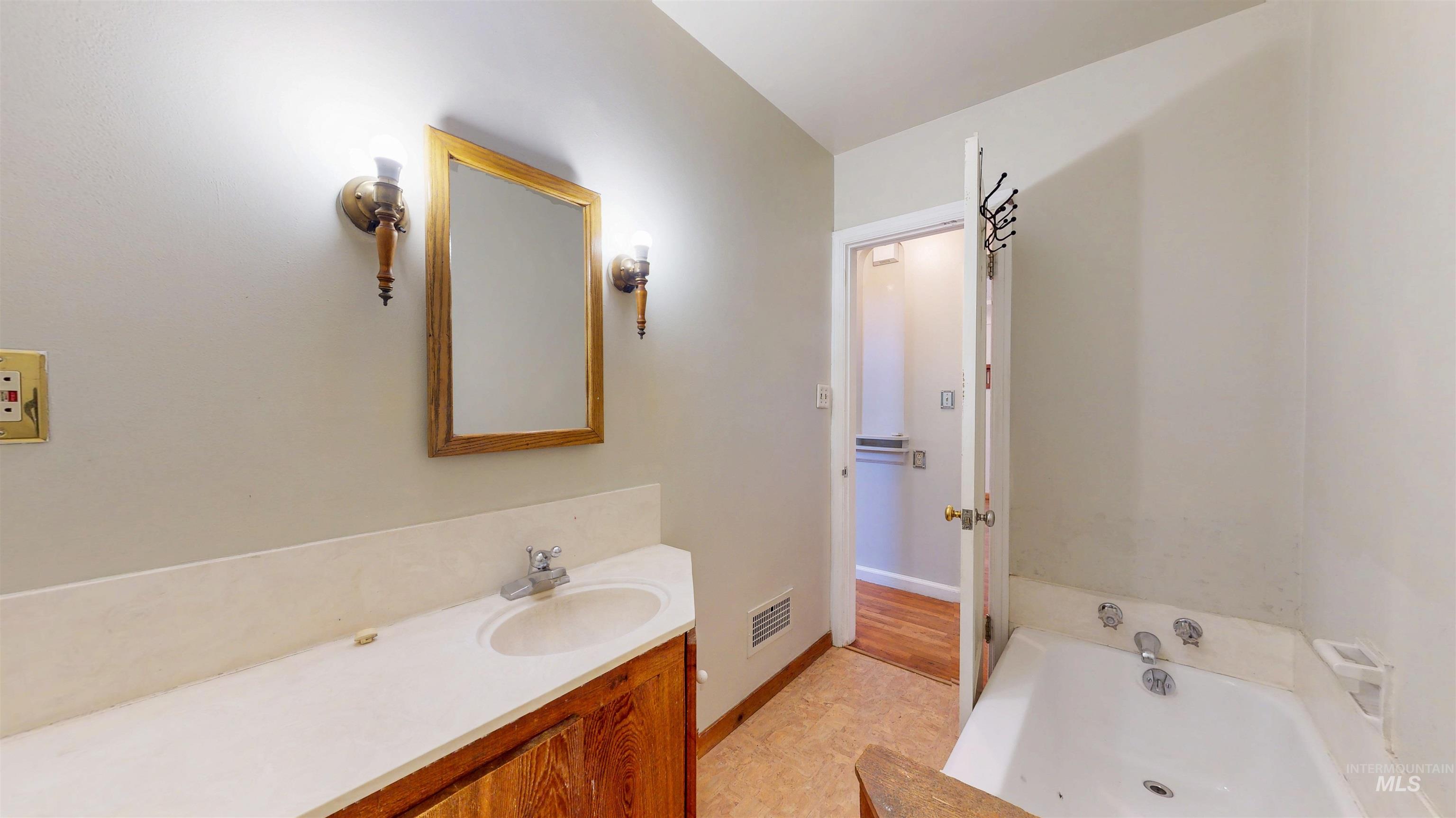 259 Pierce Street, Twin Falls, Idaho 83301, 3 Bedrooms, 2 Bathrooms, Residential For Sale, Price $300,000,MLS 98968877