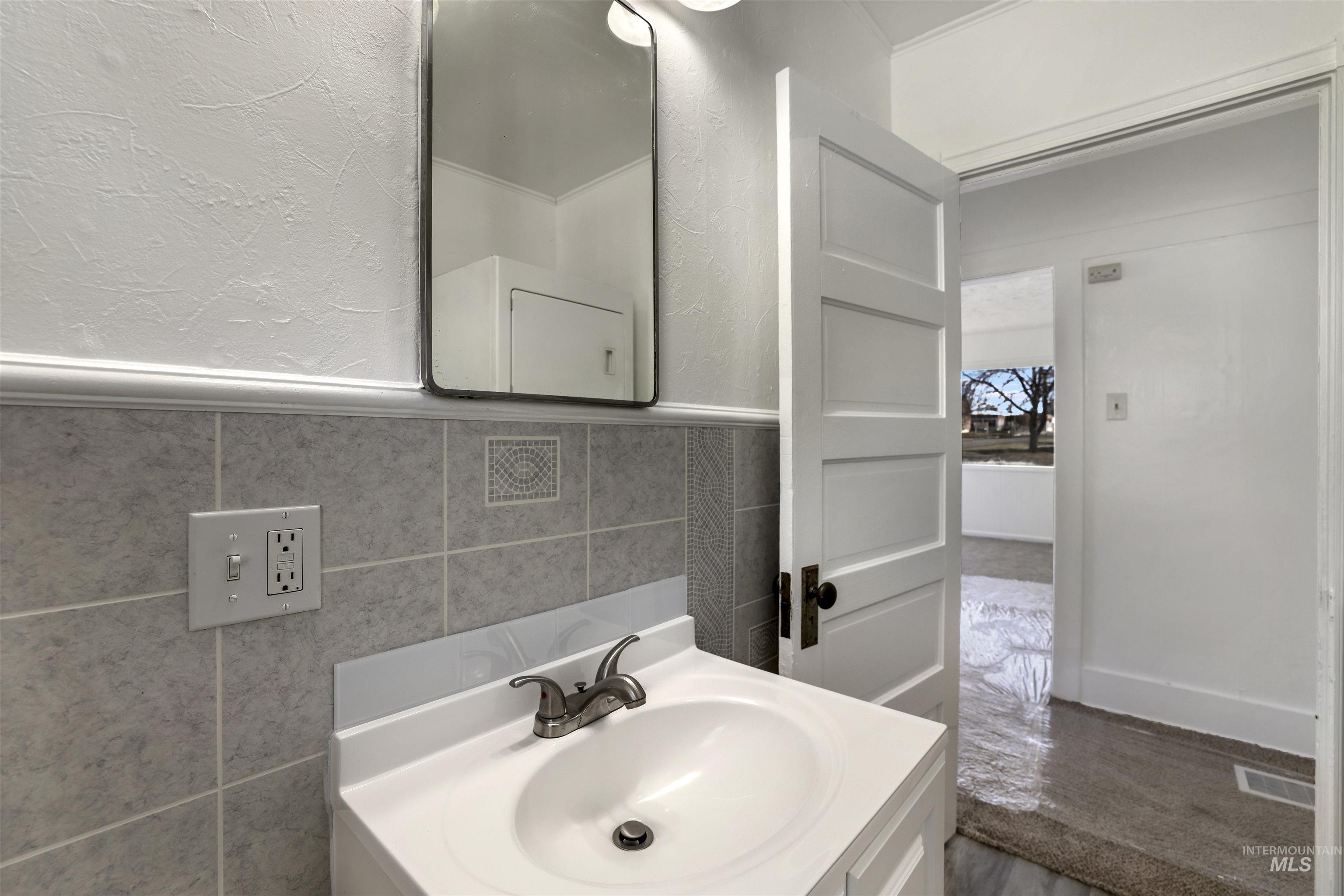 401 Broadway Ave N, Buhl, Idaho 83301, 2 Bedrooms, 1 Bathroom, Residential For Sale, Price $225,000,MLS 98968889