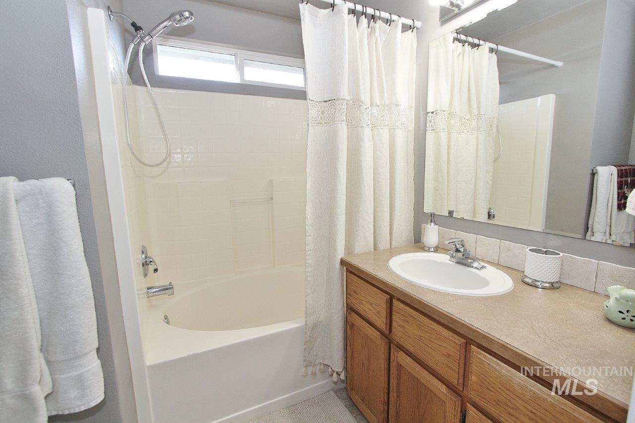 16928 N Chelford Loop, Nampa, Idaho 83687, 3 Bedrooms, 2.5 Bathrooms, Residential For Sale, Price $365,000,MLS 98968894