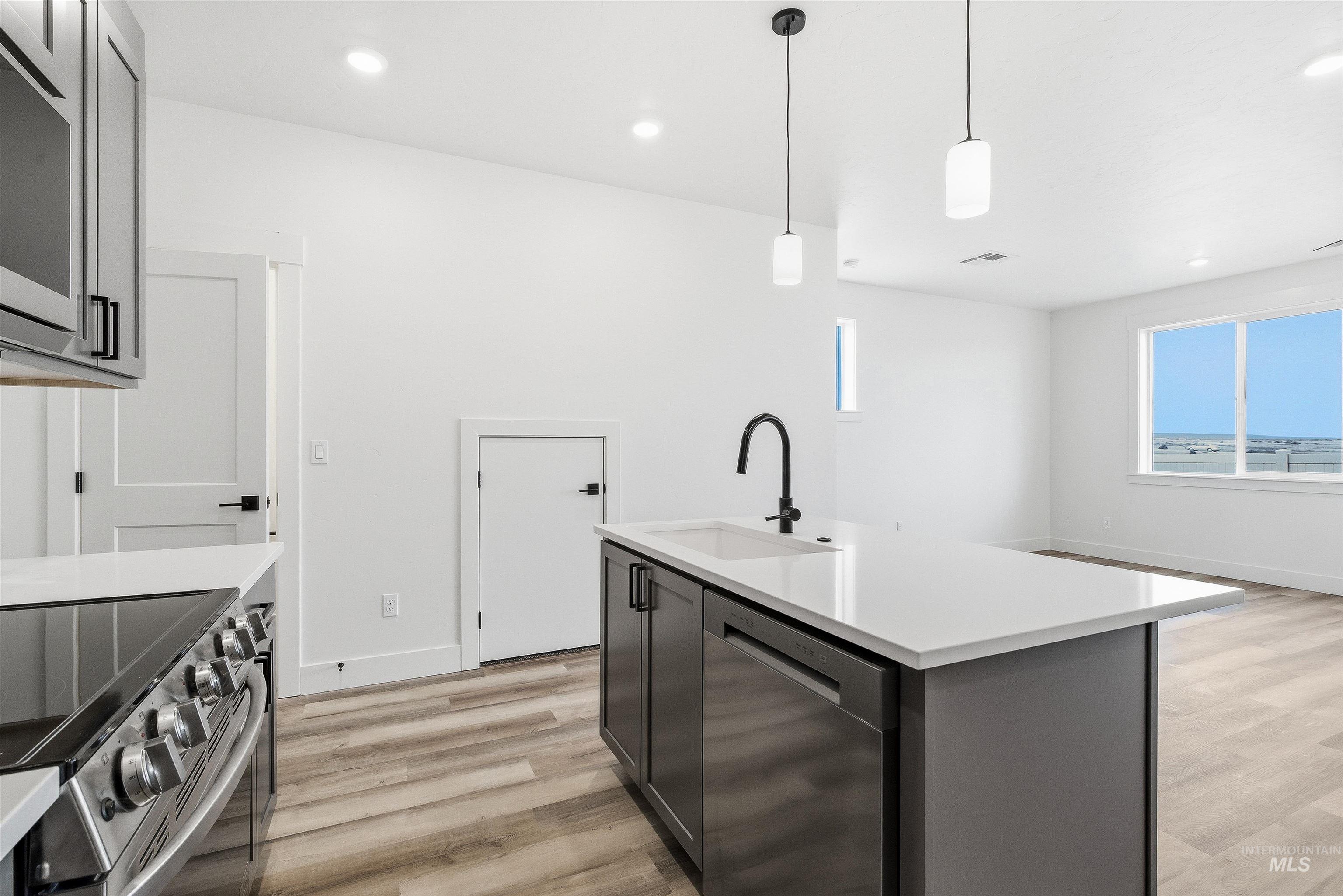 1970 NW Strahorn Dr., Mountain Home, Idaho 83647, 3 Bedrooms, 2.5 Bathrooms, Residential For Sale, Price $349,900,MLS 98968896