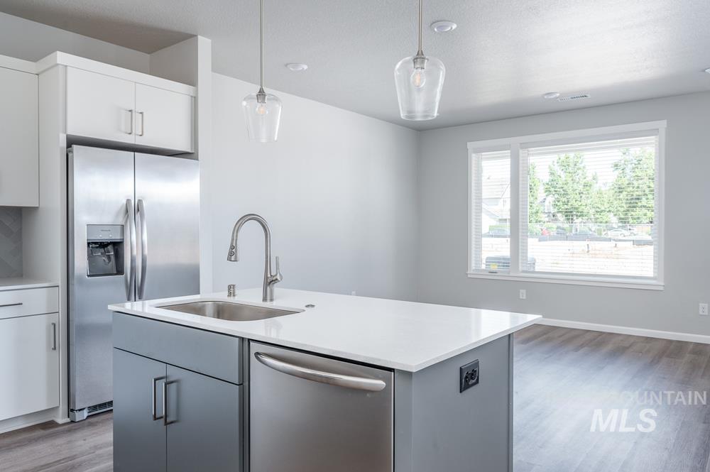 1970 NW Strahorn Dr., Mountain Home, Idaho 83647, 3 Bedrooms, 2.5 Bathrooms, Residential For Sale, Price $359,900,MLS 98968896