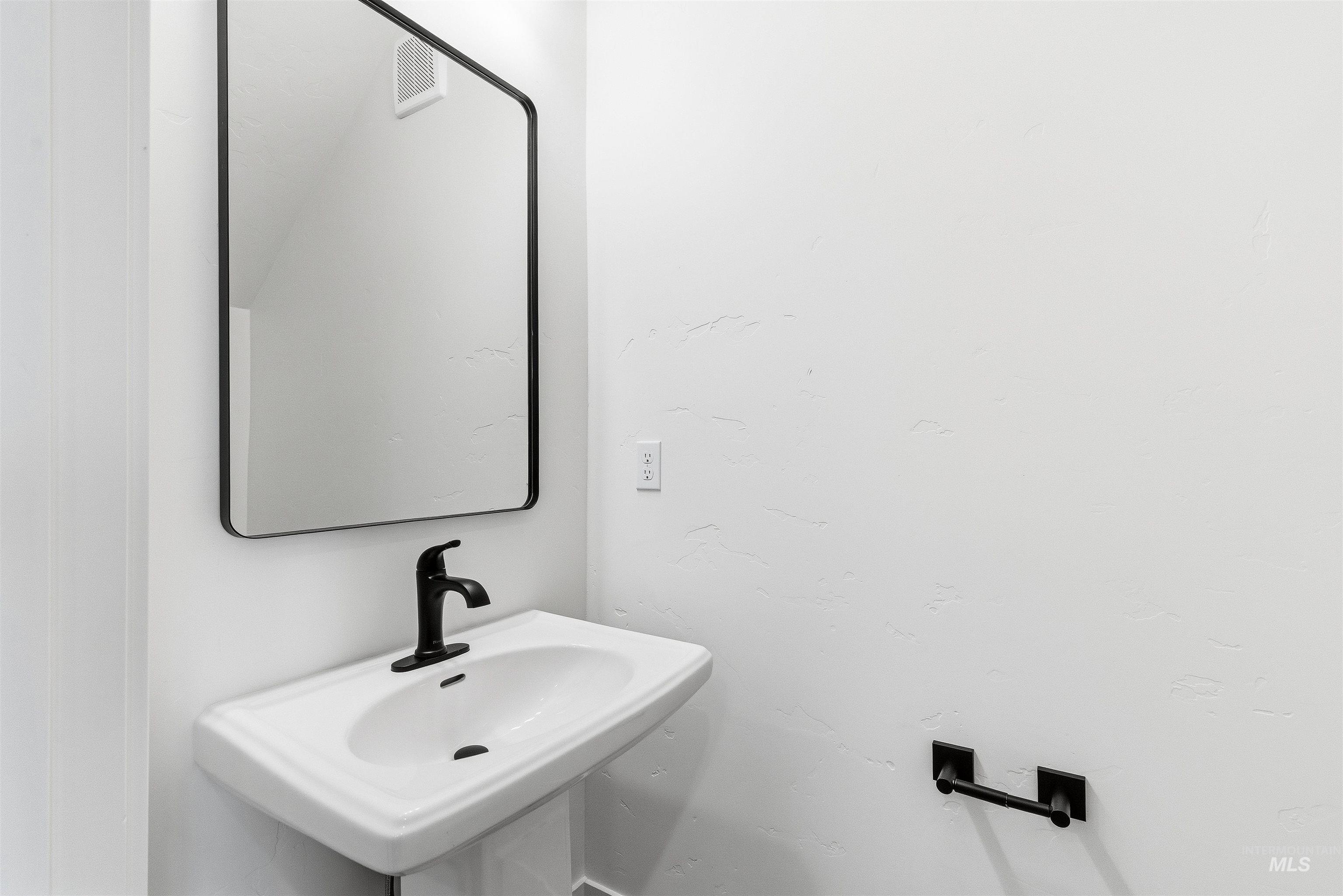 1970 NW Strahorn Dr., Mountain Home, Idaho 83647, 3 Bedrooms, 2.5 Bathrooms, Residential For Sale, Price $349,900,MLS 98968896