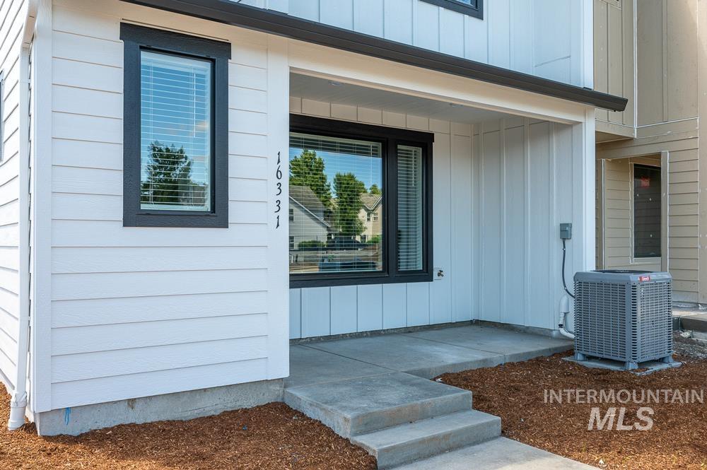 1960 NW Strahorn Dr., Mountain Home, Idaho 83647, 3 Bedrooms, 2.5 Bathrooms, Residential For Sale, Price $339,900,MLS 98968898